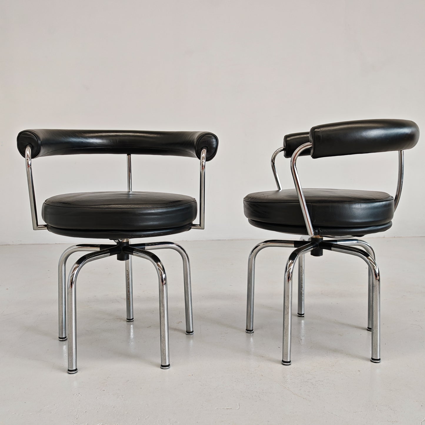 Coppia sedie poltroncine girevoli LC7  Charlotte Perriand per Cassina anni 70/80