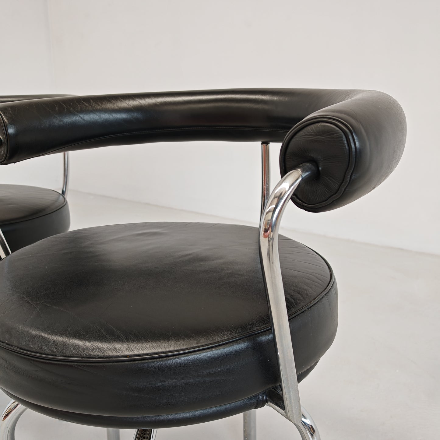 Coppia sedie poltroncine girevoli LC7  Charlotte Perriand per Cassina anni 70/80