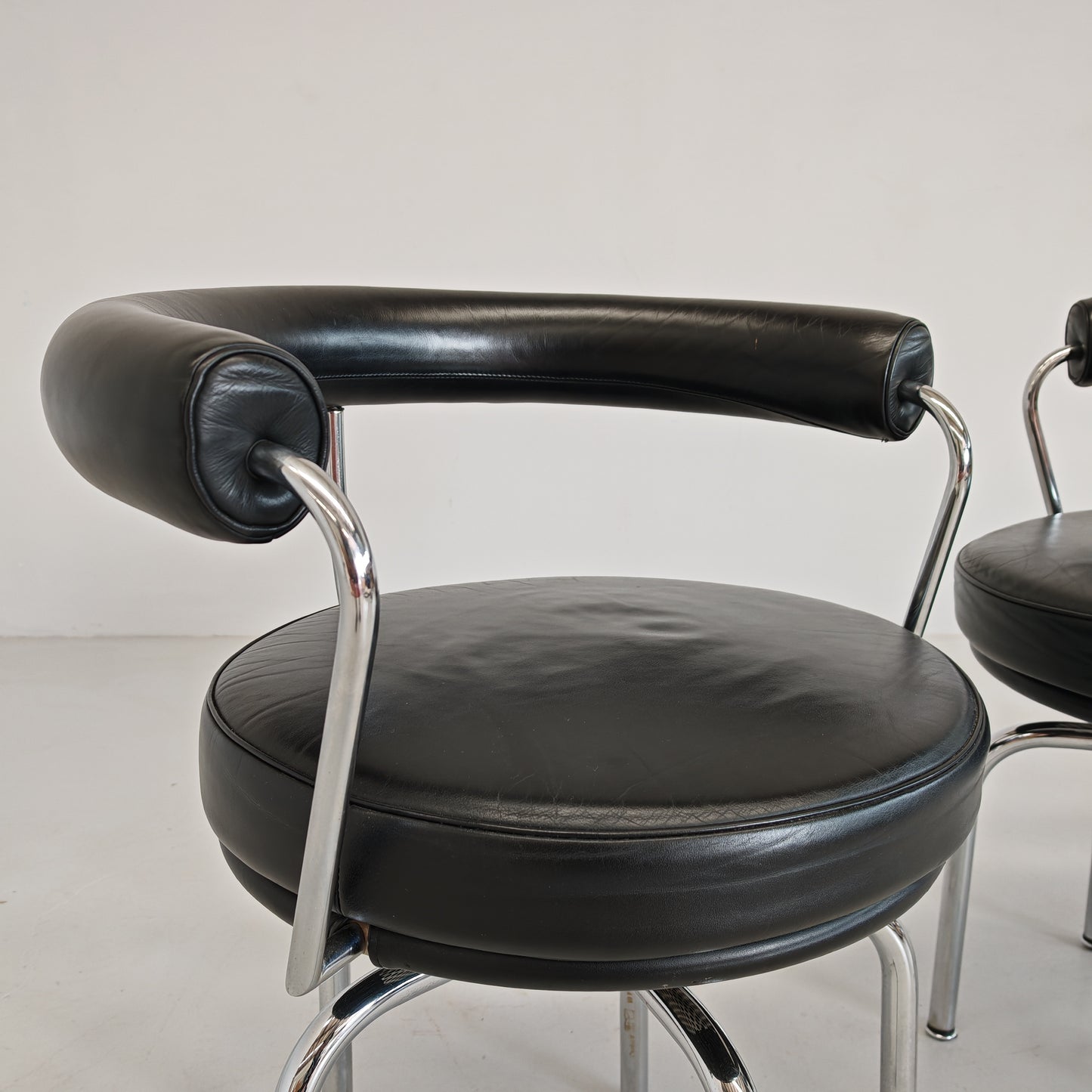 Coppia sedie poltroncine girevoli LC7  Charlotte Perriand per Cassina anni 70/80