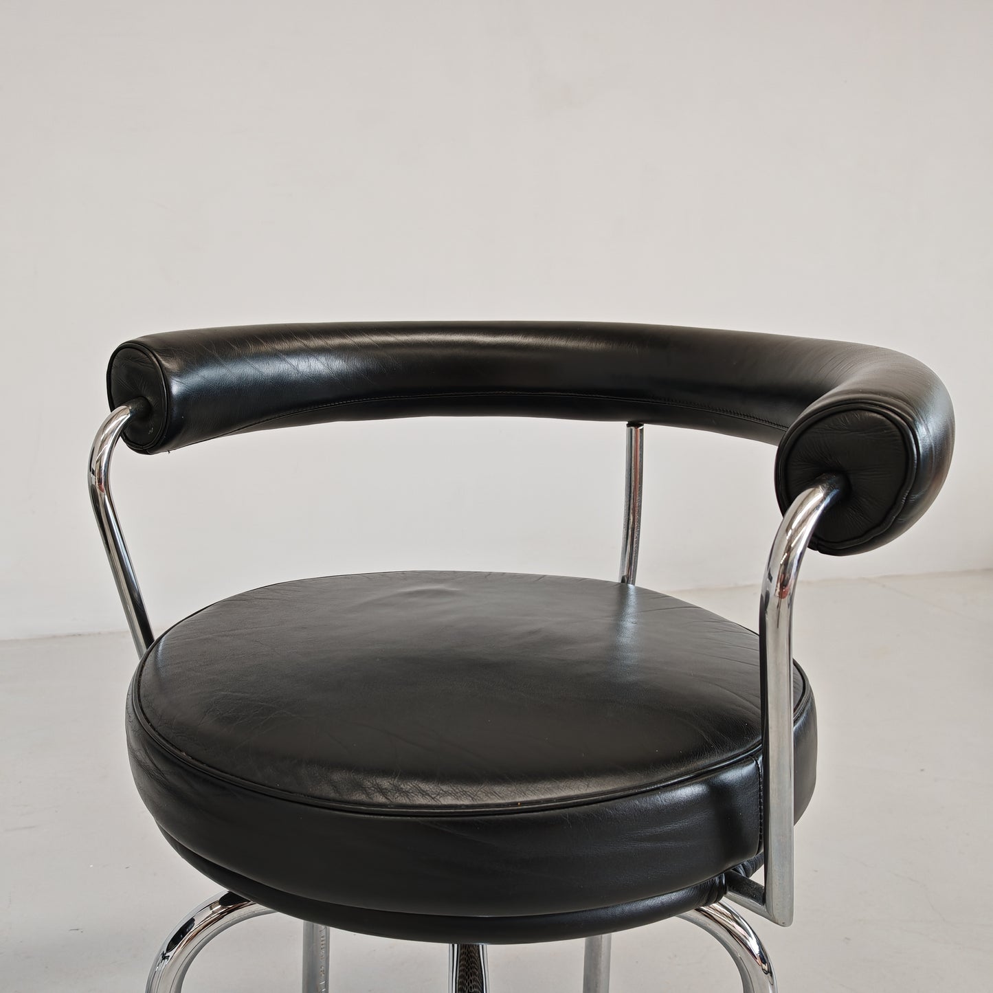 Coppia sedie poltroncine girevoli LC7  Charlotte Perriand per Cassina anni 70/80