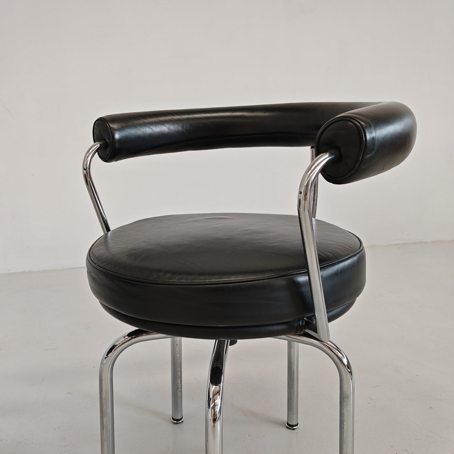 Coppia sedie poltroncine girevoli LC7  Charlotte Perriand per Cassina anni 70/80