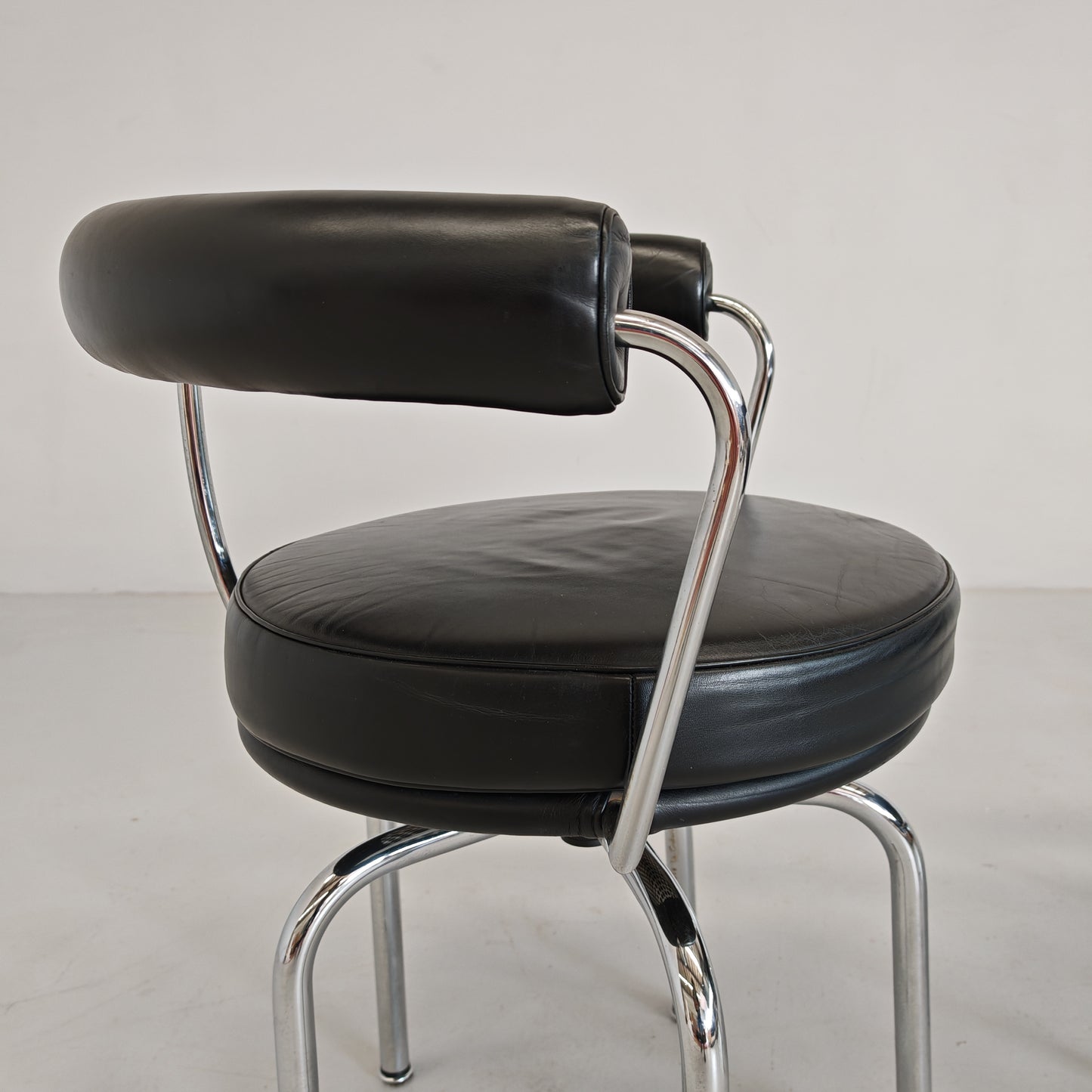 Coppia sedie poltroncine girevoli LC7  Charlotte Perriand per Cassina anni 70/80