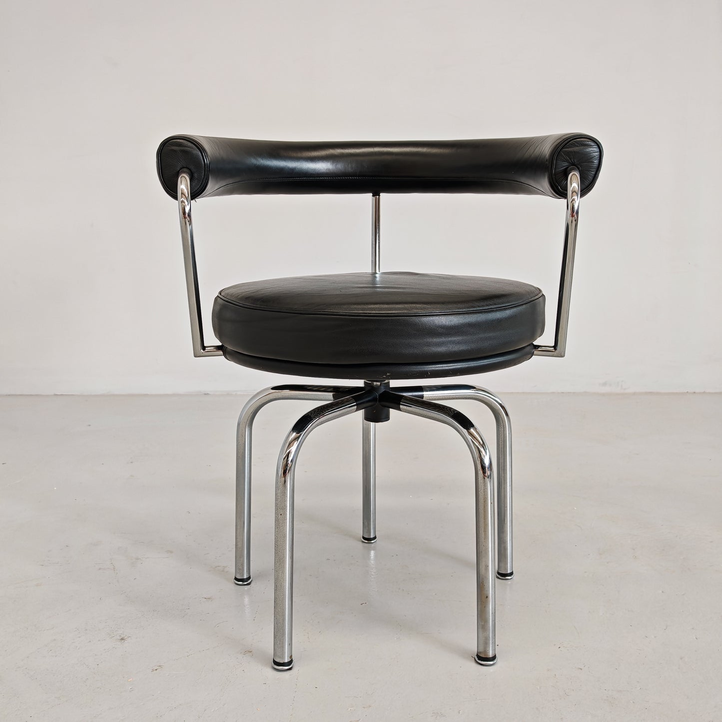 Sedia poltroncina girevole in pelle nera Lc7 Charlotte Perriand per Cassina anni 70/80
