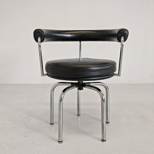Sedia poltroncina girevole in pelle nera Lc7 Charlotte Perriand per Cassina anni 70/80