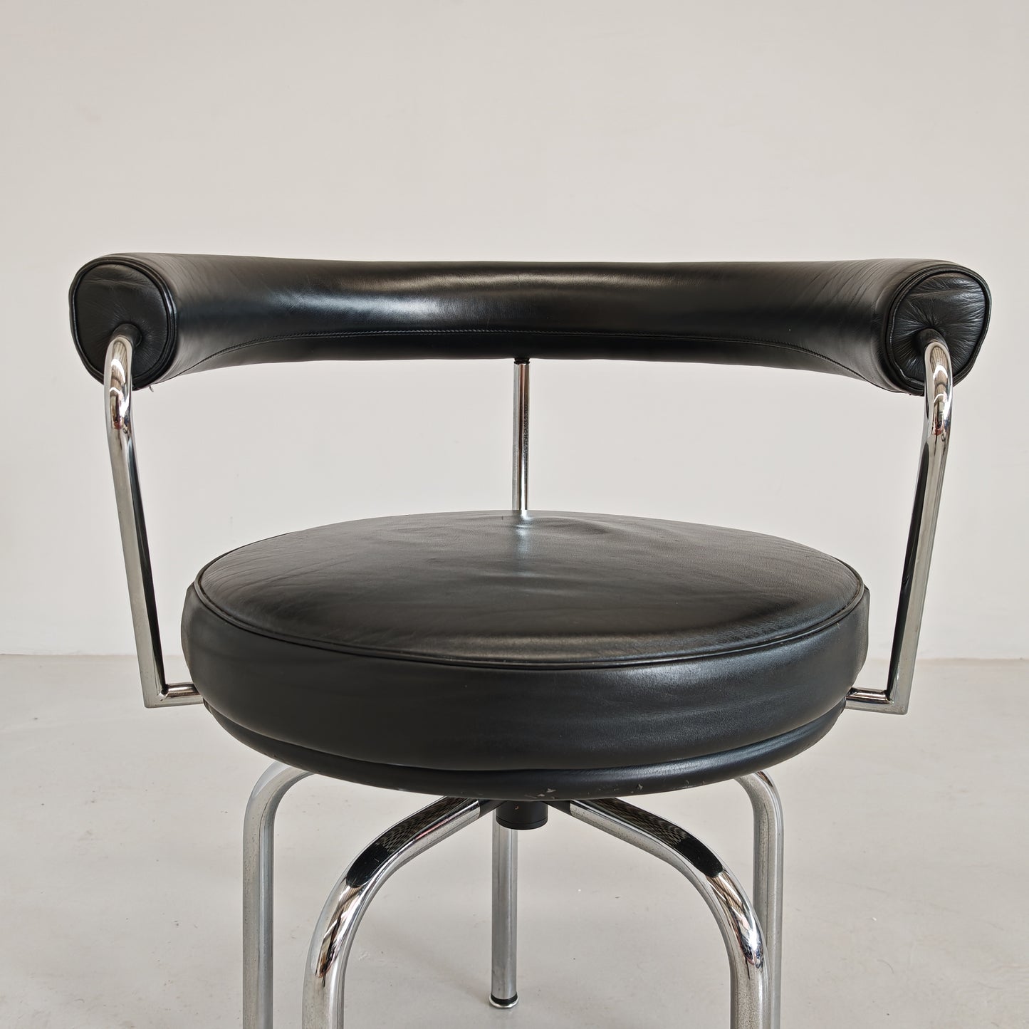 Sedia poltroncina girevole in pelle nera Lc7 Charlotte Perriand per Cassina anni 70/80