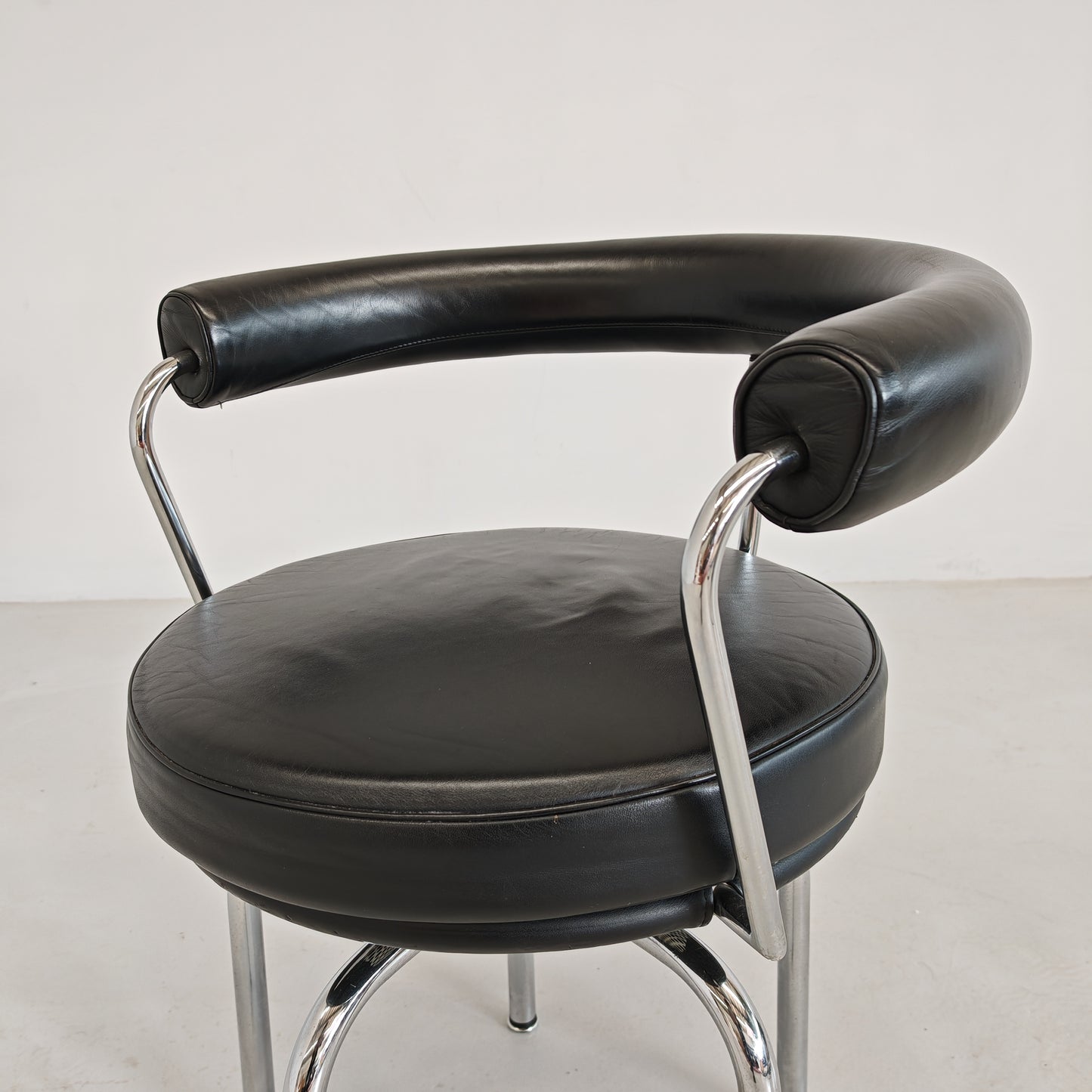 Sedia poltroncina girevole in pelle nera Lc7 Charlotte Perriand per Cassina anni 70/80