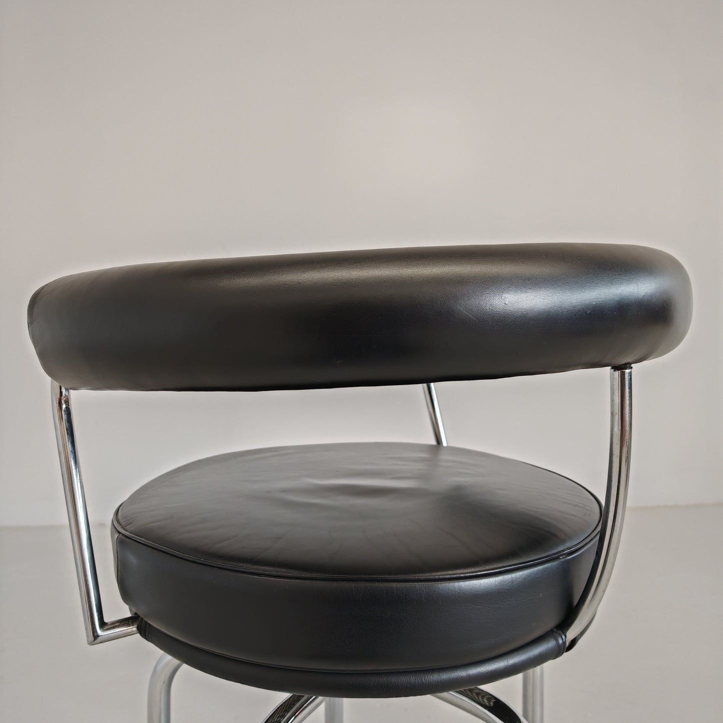 Sedia poltroncina girevole in pelle nera Lc7 Charlotte Perriand per Cassina anni 70/80