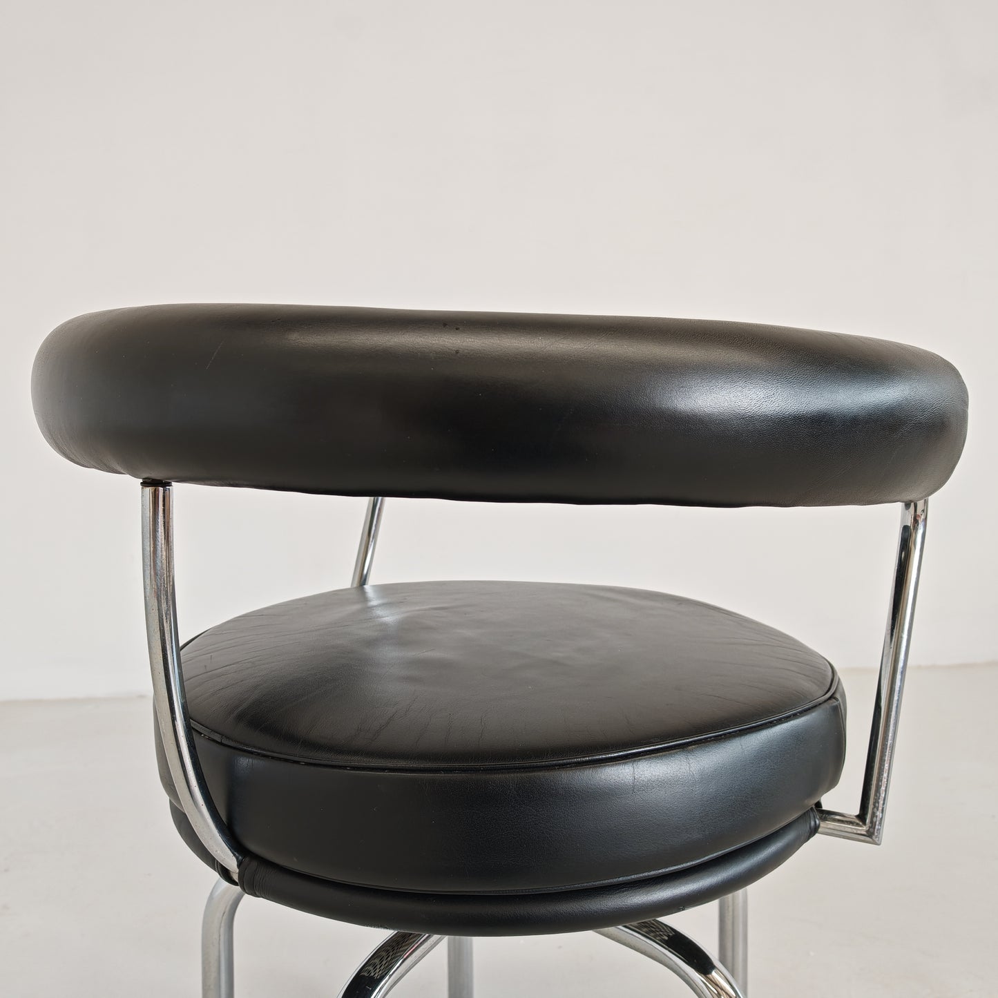 Sedia poltroncina girevole in pelle nera Lc7 Charlotte Perriand per Cassina anni 70/80