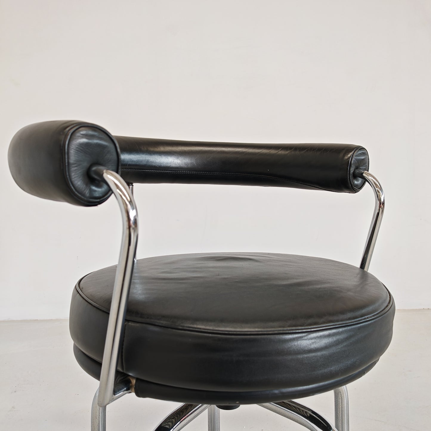 Sedia poltroncina girevole in pelle nera Lc7 Charlotte Perriand per Cassina anni 70/80