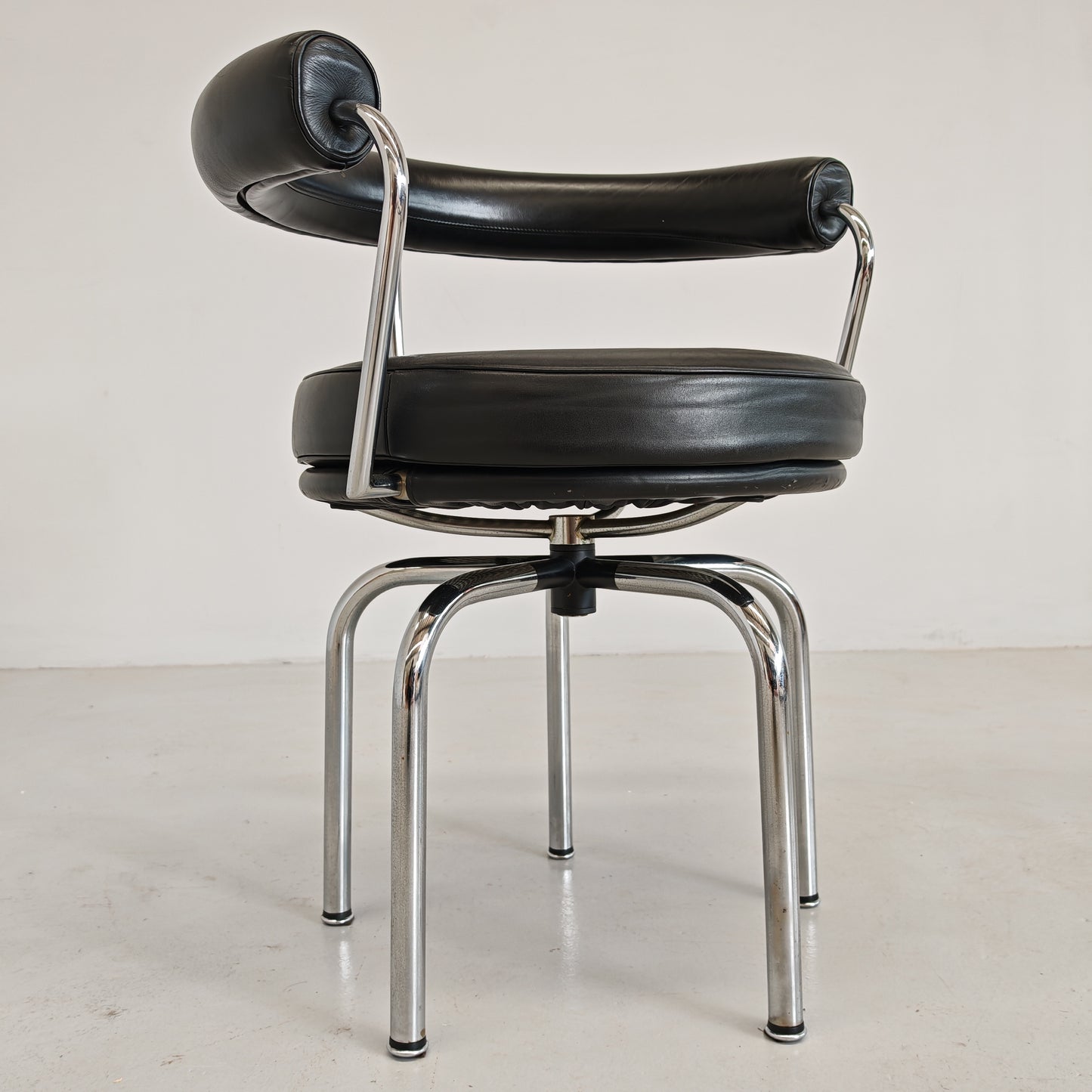 Sedia poltroncina girevole in pelle nera Lc7 Charlotte Perriand per Cassina anni 70/80