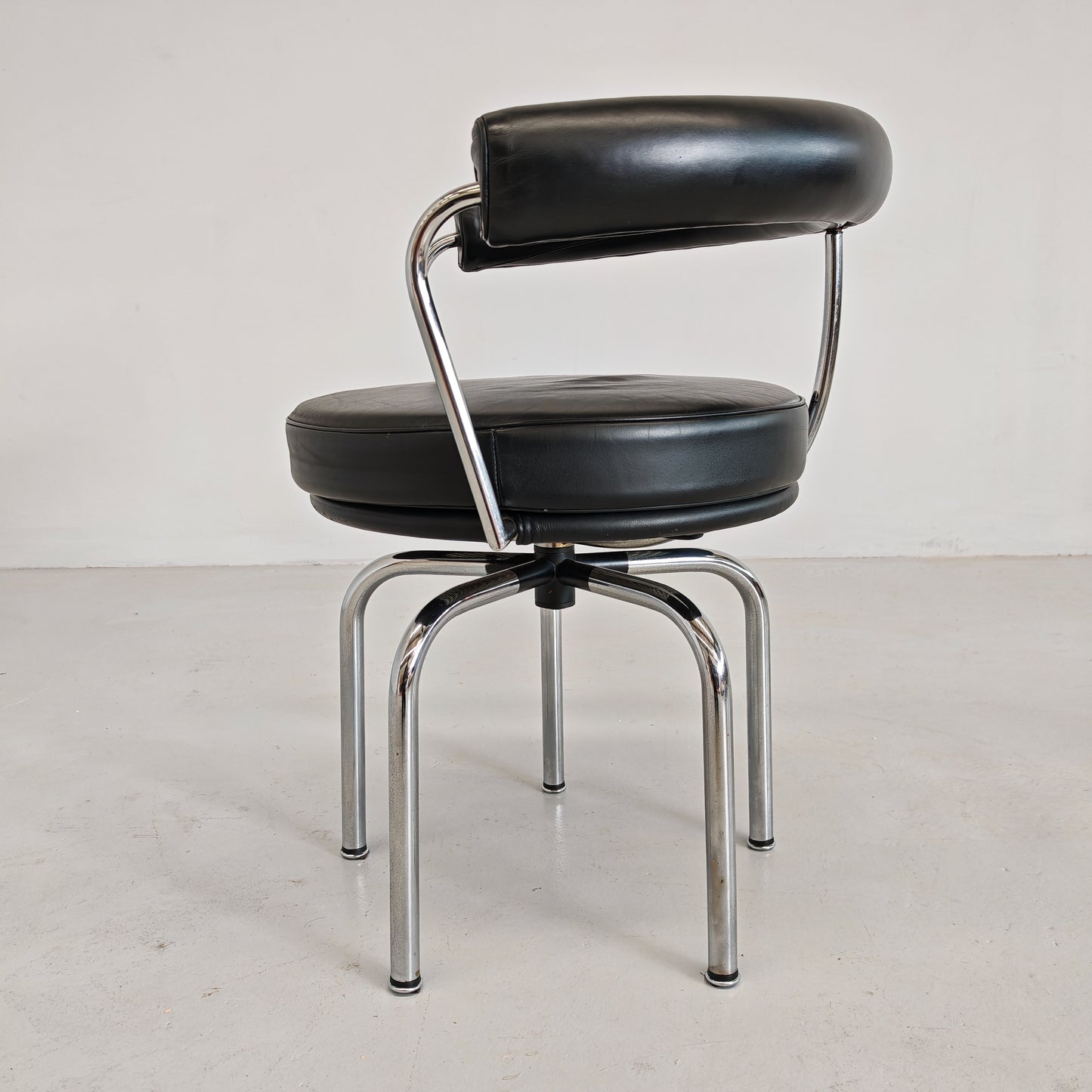Sedia poltroncina girevole in pelle nera Lc7 Charlotte Perriand per Cassina anni 70/80