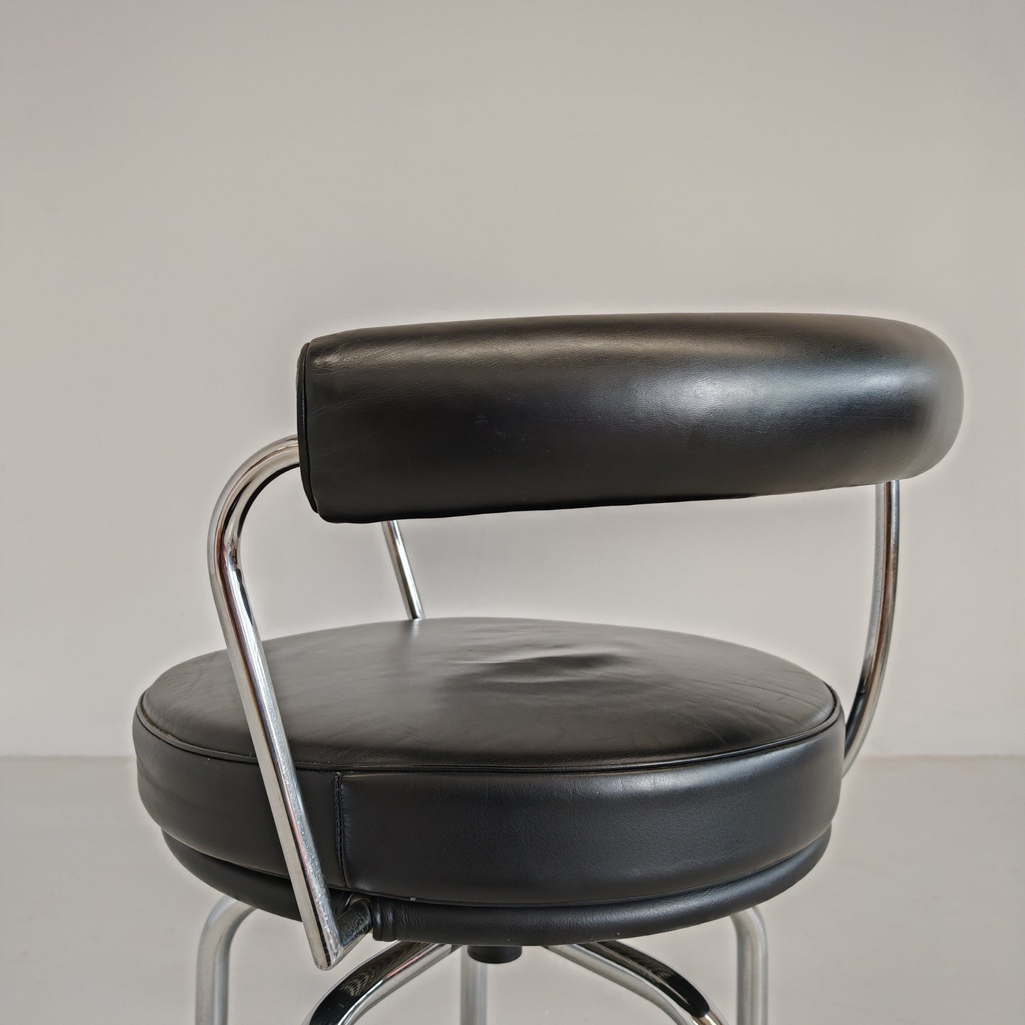 Sedia poltroncina girevole in pelle nera Lc7 Charlotte Perriand per Cassina anni 70/80