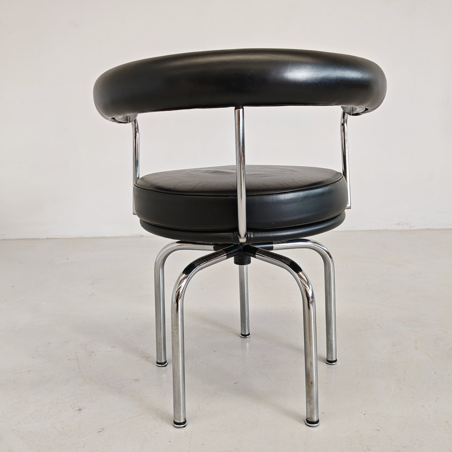 Sedia poltroncina girevole in pelle nera Lc7 Charlotte Perriand per Cassina anni 70/80