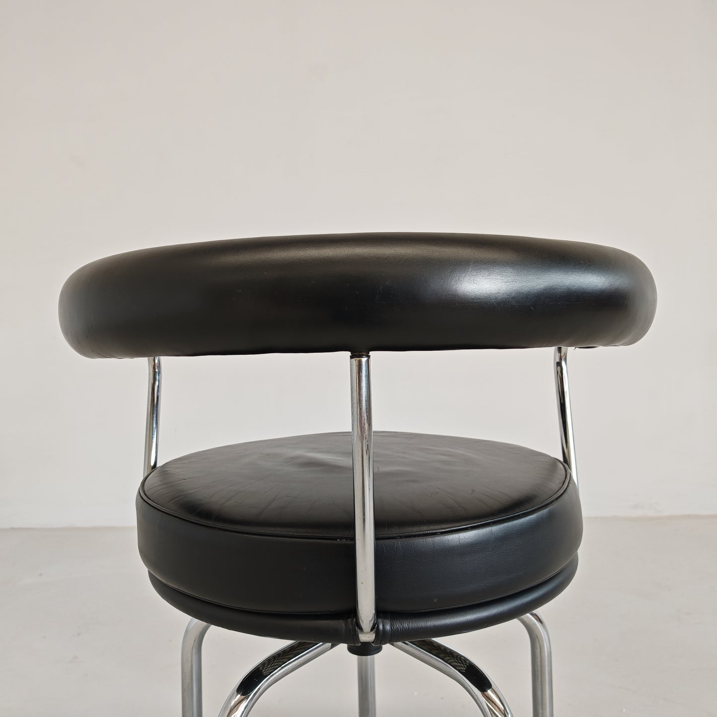 Sedia poltroncina girevole in pelle nera Lc7 Charlotte Perriand per Cassina anni 70/80