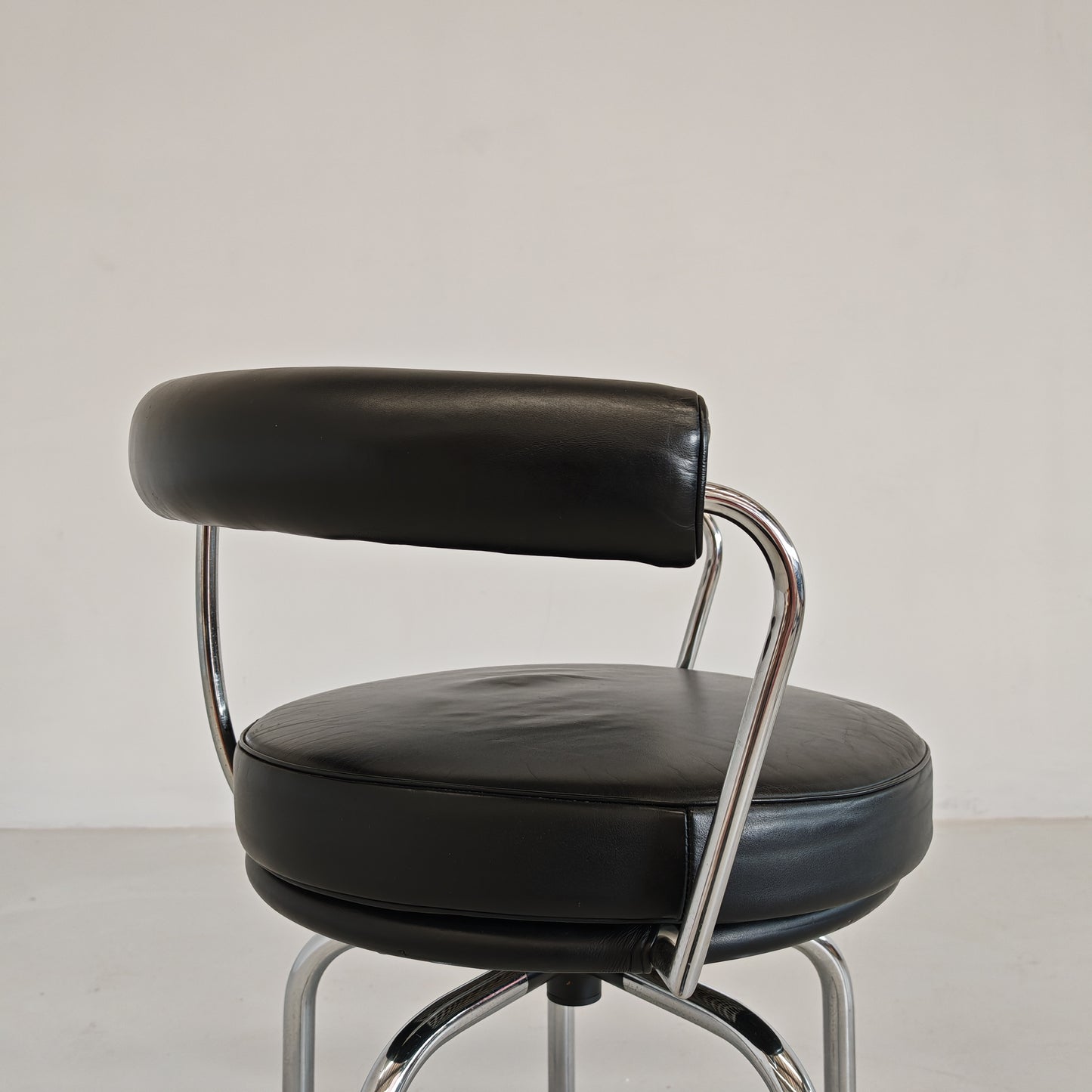 Sedia poltroncina girevole in pelle nera Lc7 Charlotte Perriand per Cassina anni 70/80