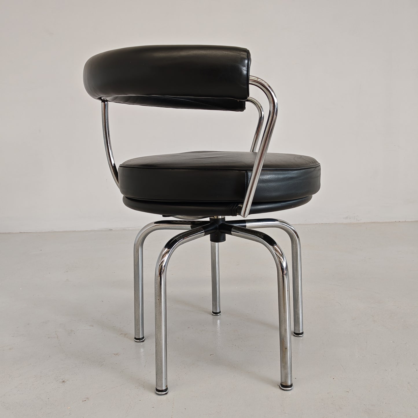 Sedia poltroncina girevole in pelle nera Lc7 Charlotte Perriand per Cassina anni 70/80