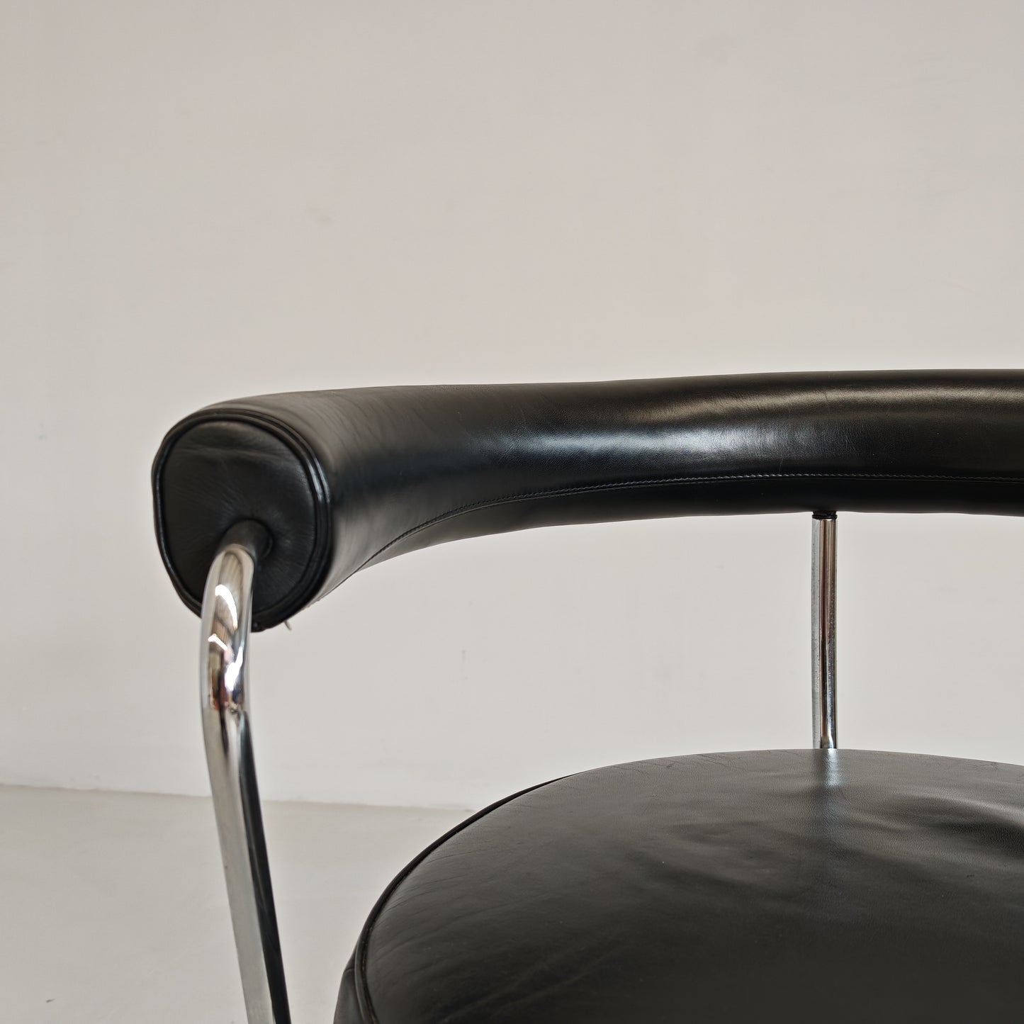 Sedia poltroncina girevole in pelle nera Lc7 Charlotte Perriand per Cassina anni 70/80