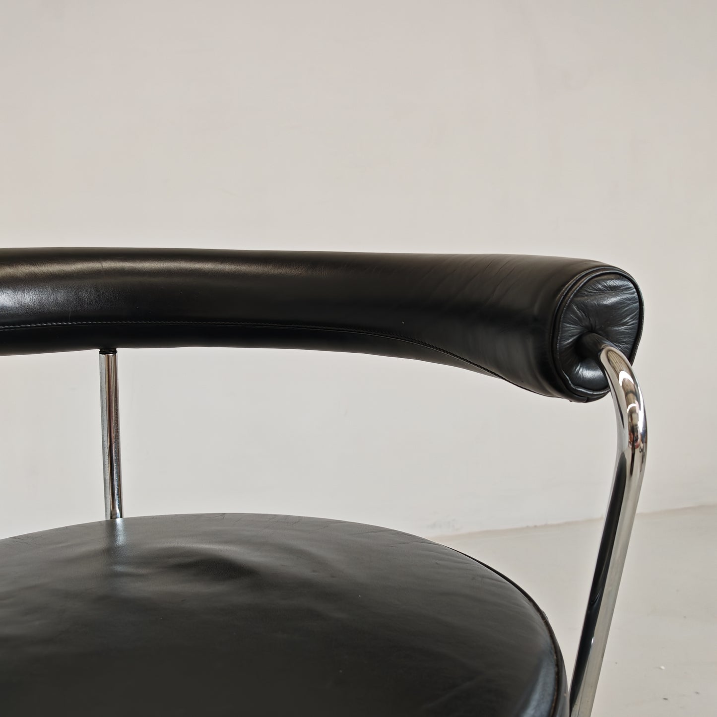 Sedia poltroncina girevole in pelle nera Lc7 Charlotte Perriand per Cassina anni 70/80
