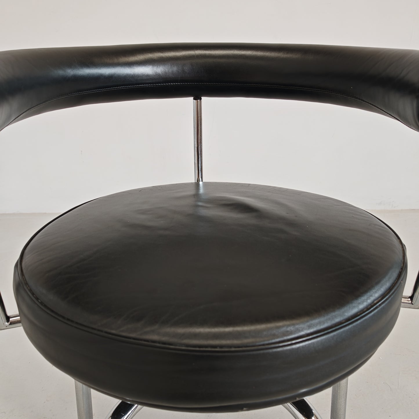 Sedia poltroncina girevole in pelle nera Lc7 Charlotte Perriand per Cassina anni 70/80