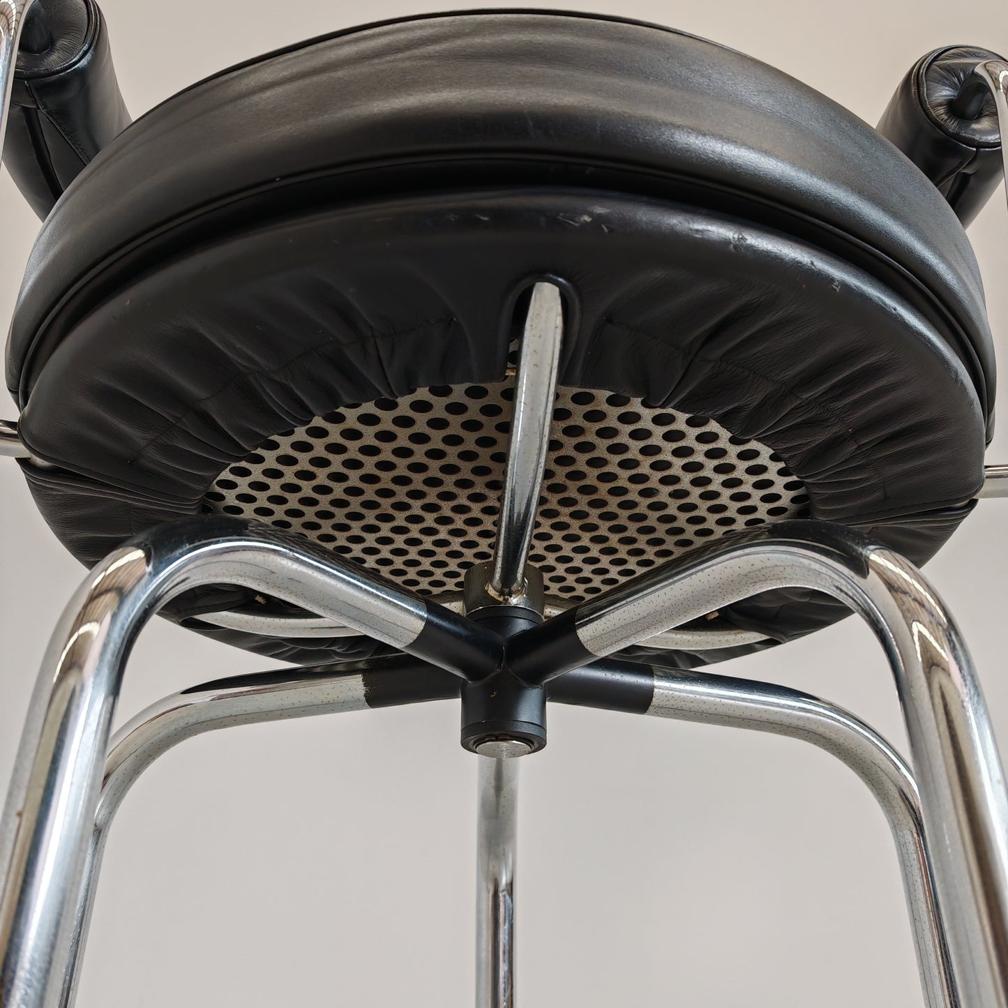 Sedia poltroncina girevole in pelle nera Lc7 Charlotte Perriand per Cassina anni 70/80