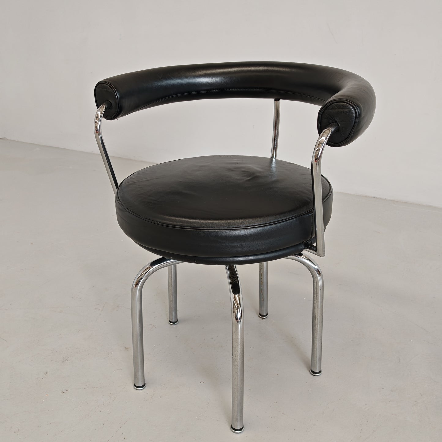 Sedia poltroncina girevole in pelle nera Lc7 Charlotte Perriand per Cassina anni 70/80