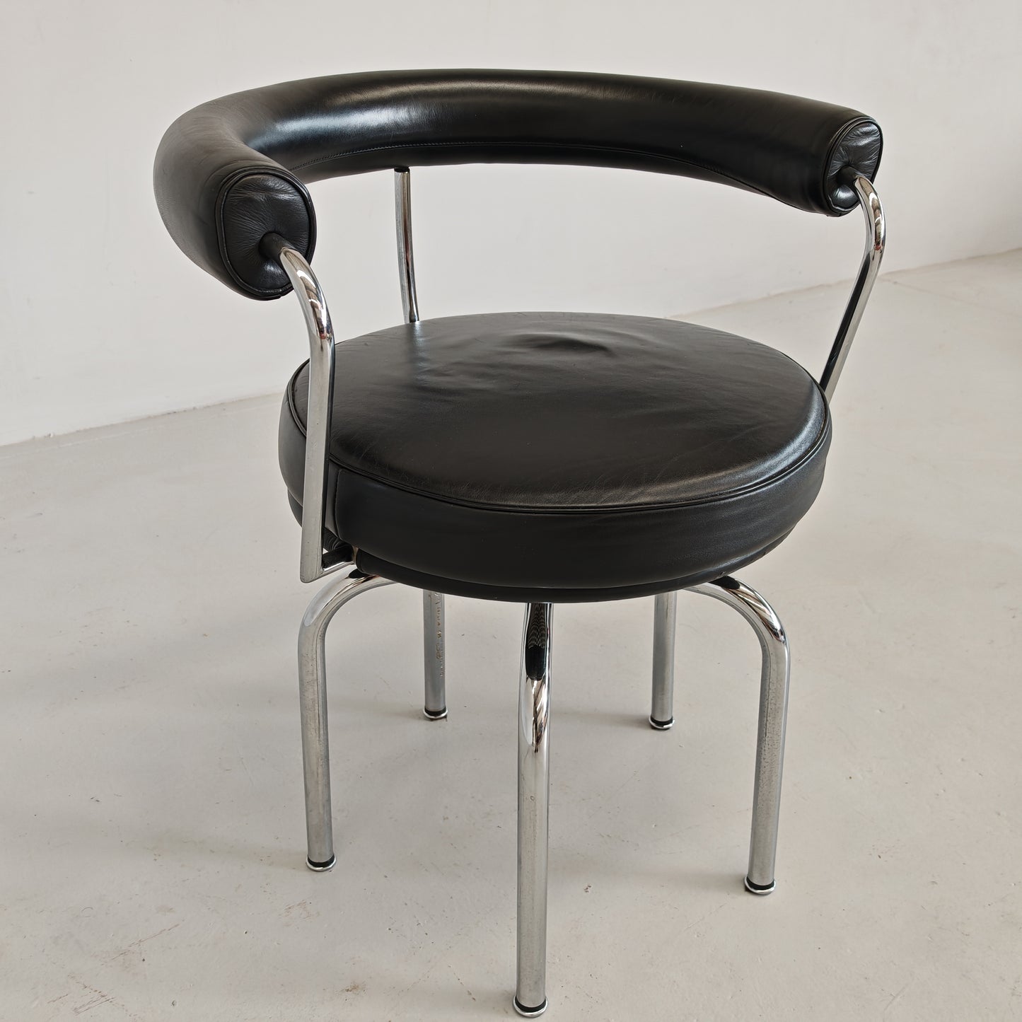Sedia poltroncina girevole in pelle nera Lc7 Charlotte Perriand per Cassina anni 70/80