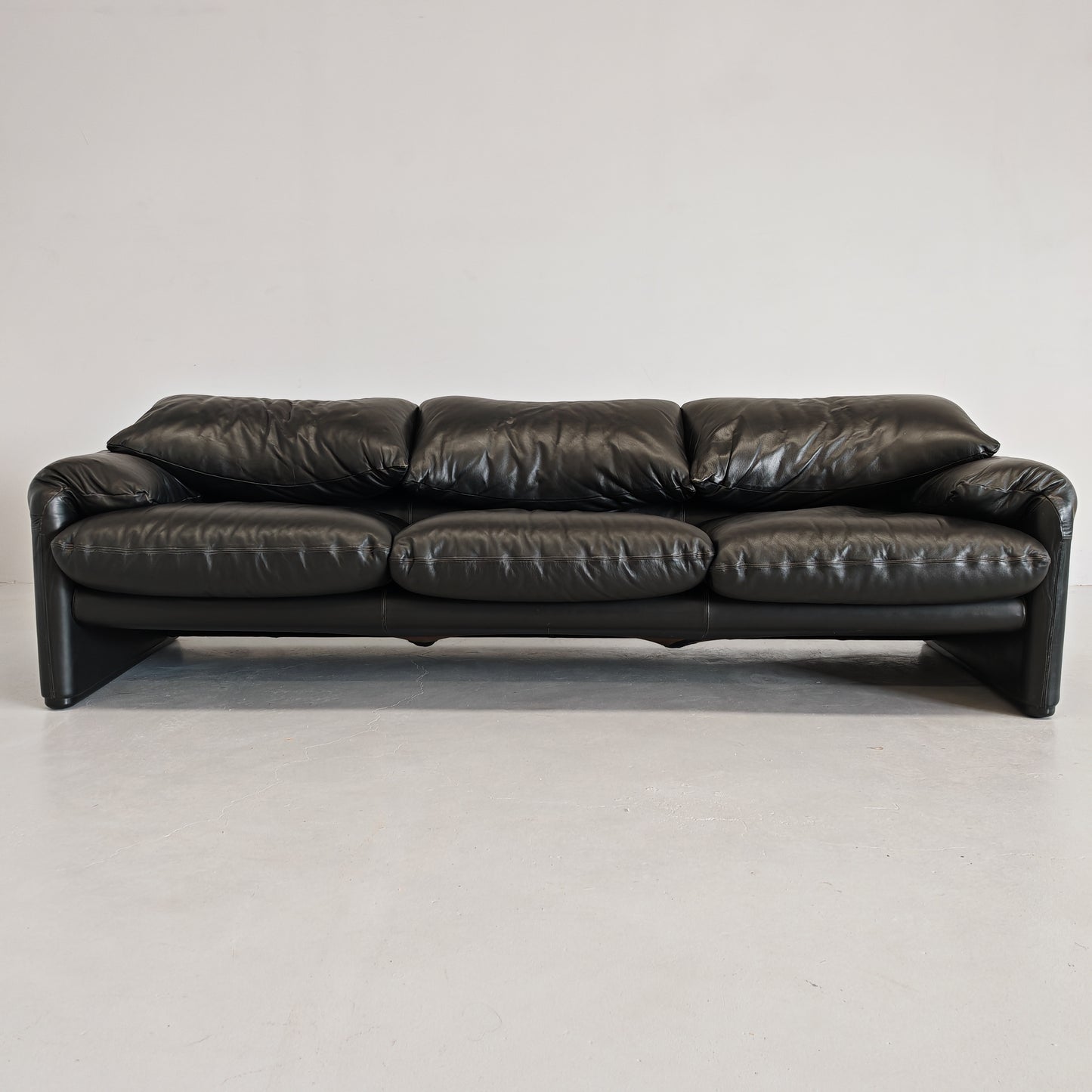 Divano design modello Maralunga in pelle nera anni 80