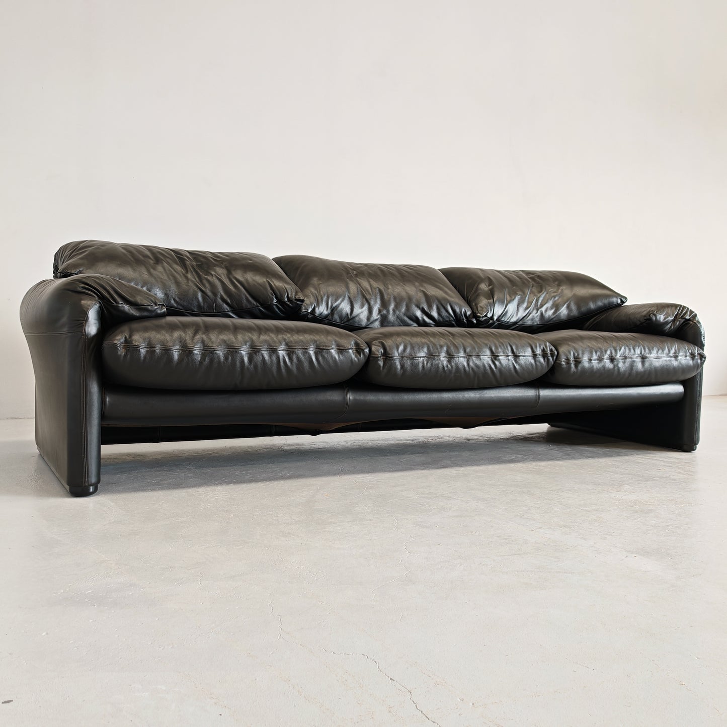Divano design modello Maralunga in pelle nera anni 80