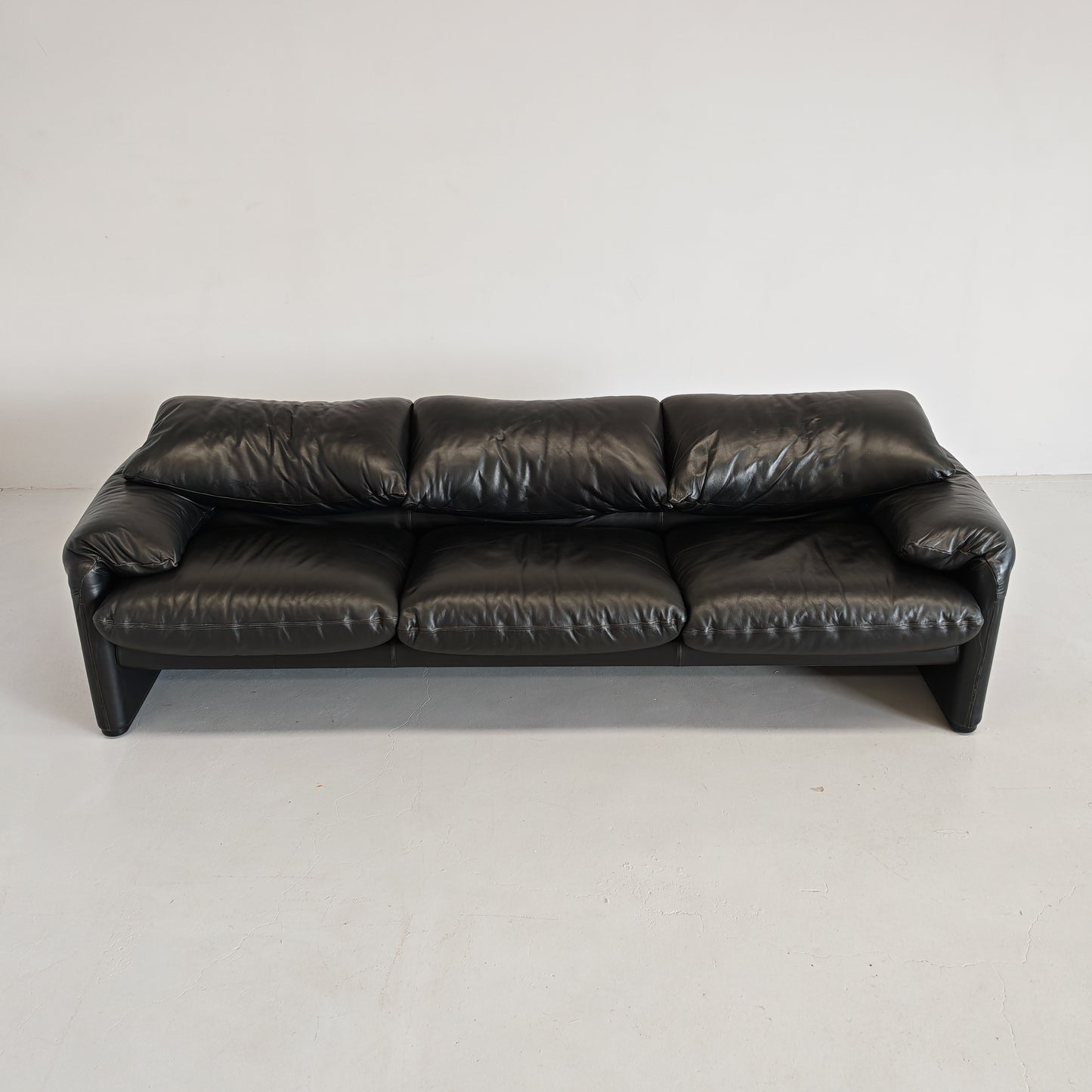 Divano design modello Maralunga in pelle nera anni 80