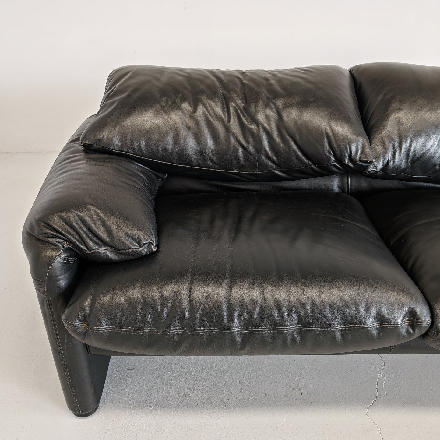 Divano design modello Maralunga in pelle nera anni 80