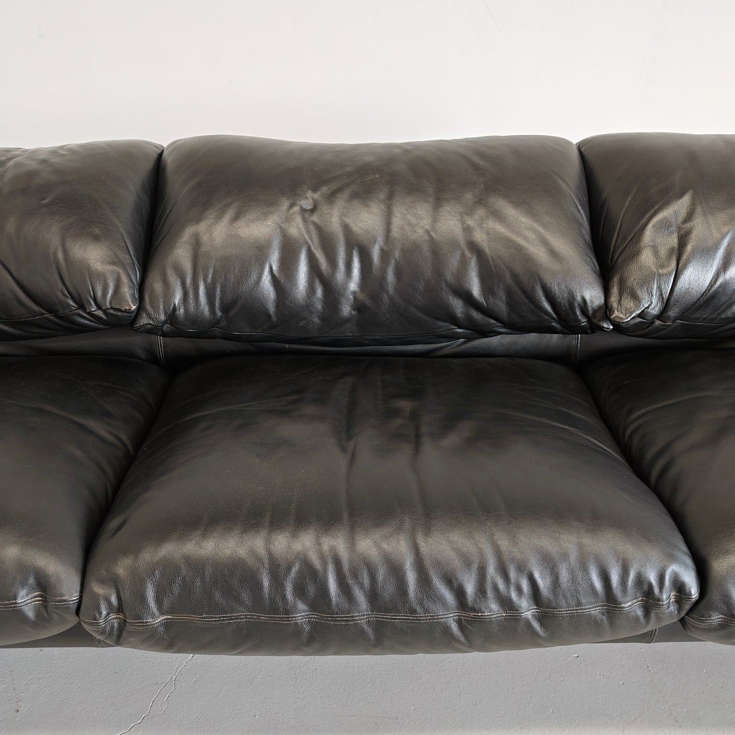 Divano design modello Maralunga in pelle nera anni 80