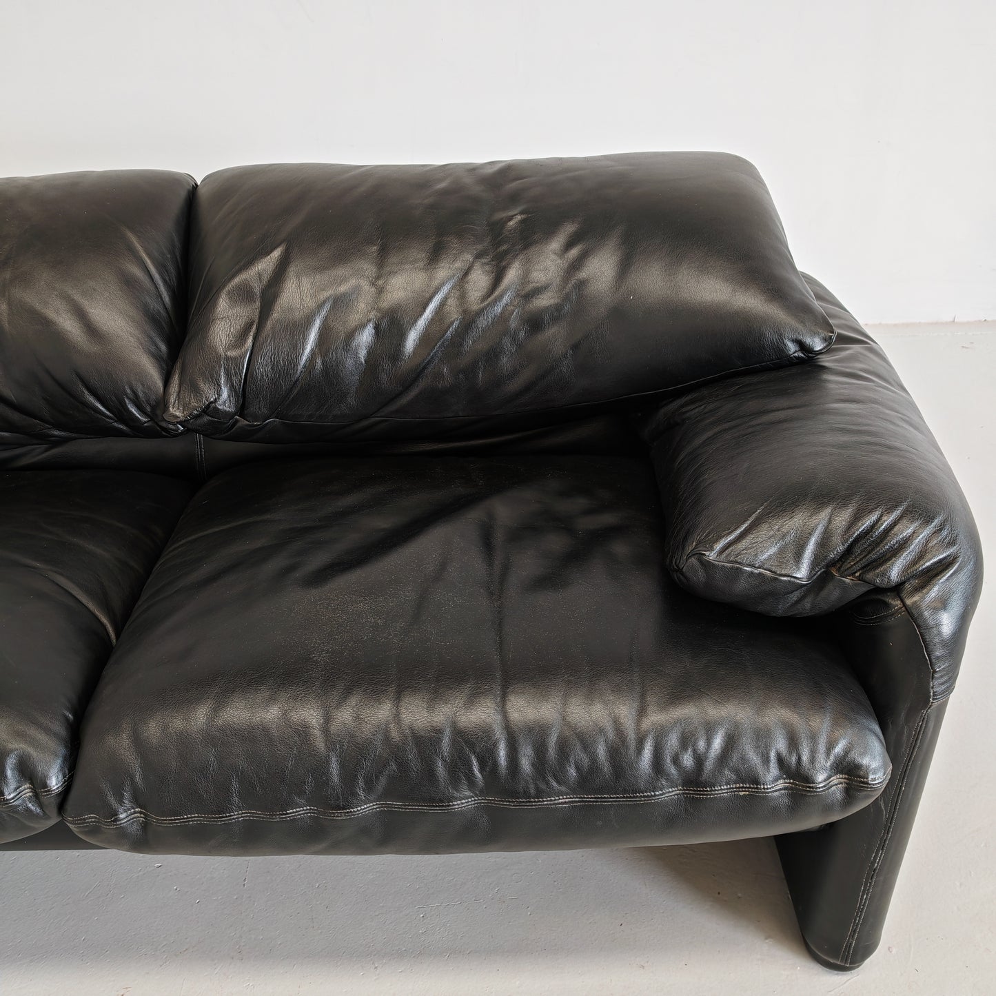 Divano design modello Maralunga in pelle nera anni 80