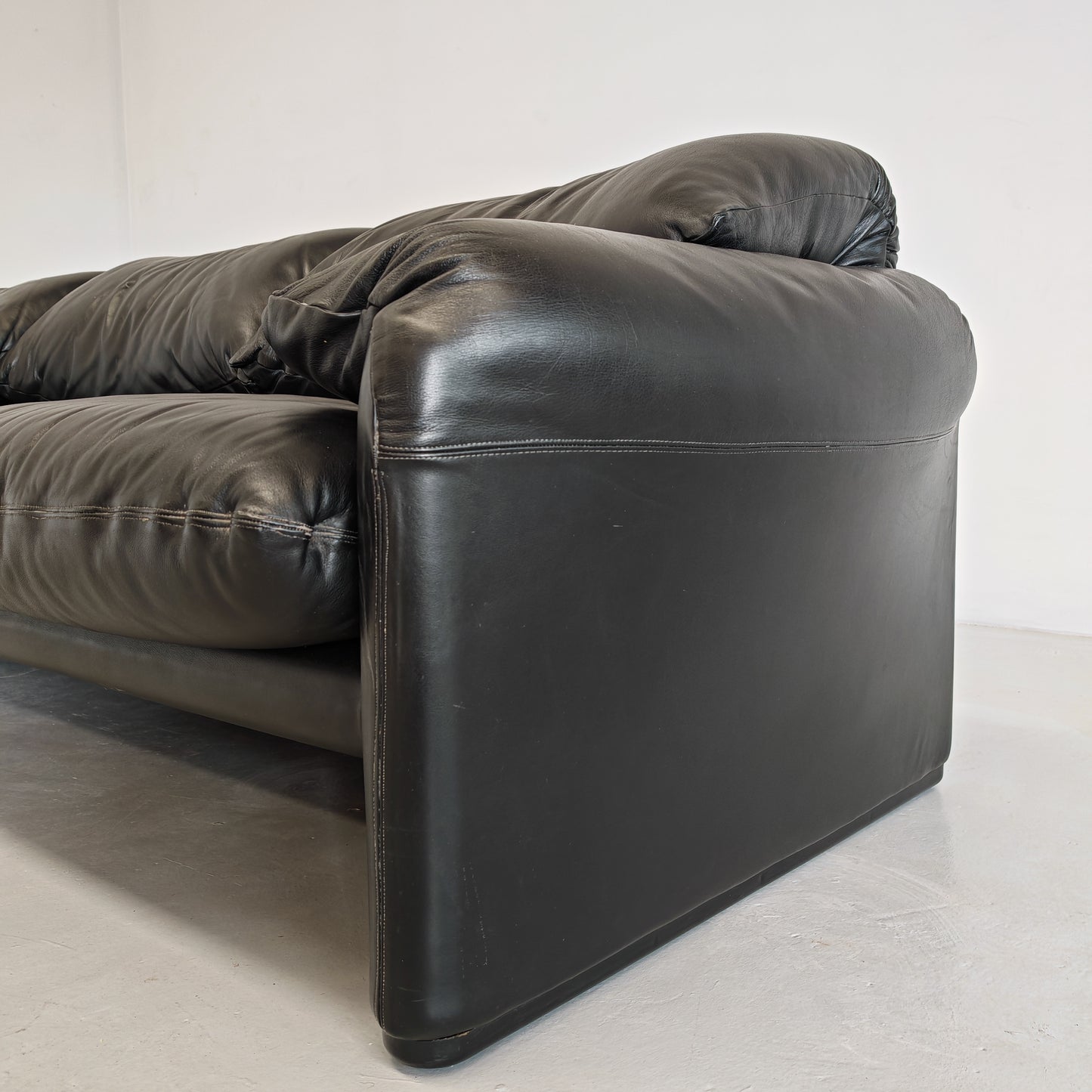 Divano design modello Maralunga in pelle nera anni 80