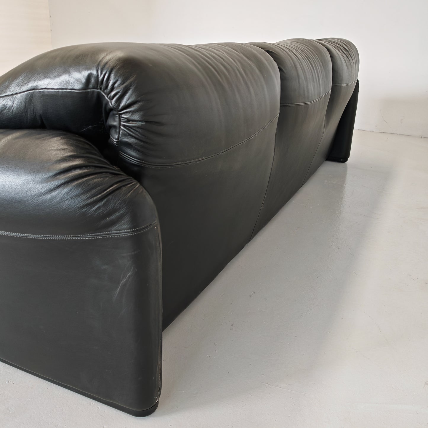 Divano design modello Maralunga in pelle nera anni 80