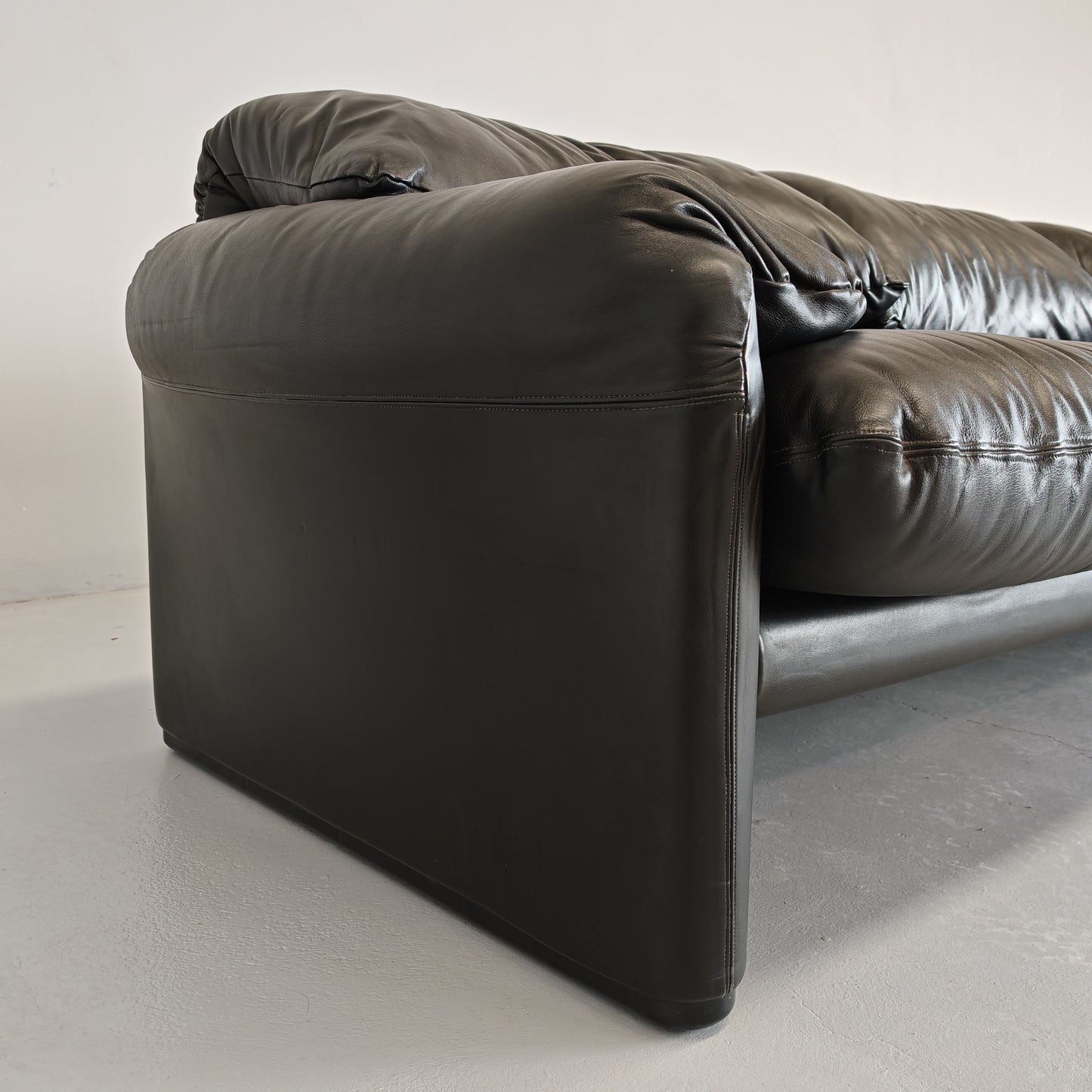 Divano design modello Maralunga in pelle nera anni 80