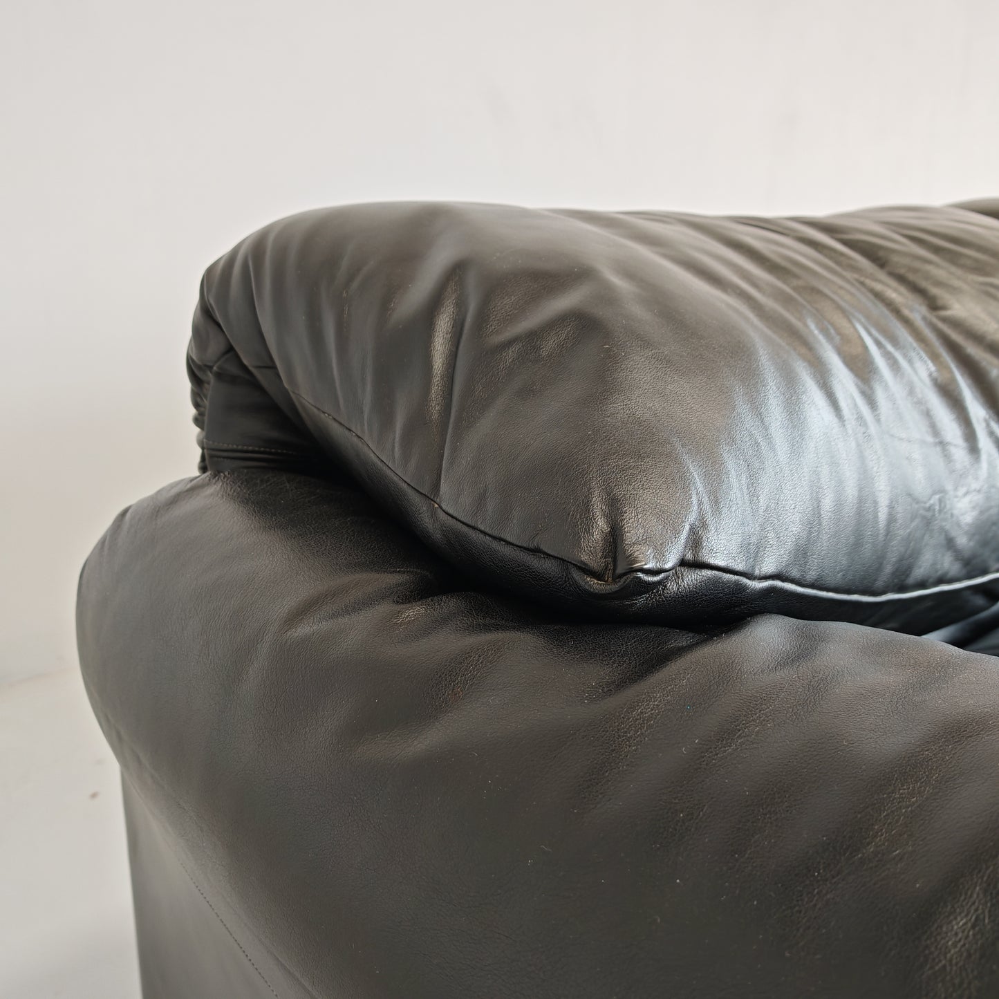 Divano design modello Maralunga in pelle nera anni 80