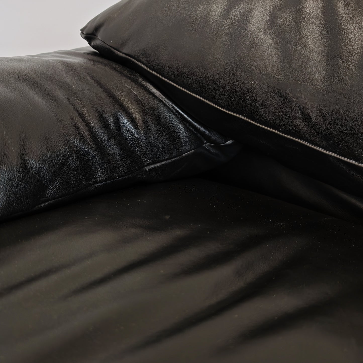 Divano design modello Maralunga in pelle nera anni 80