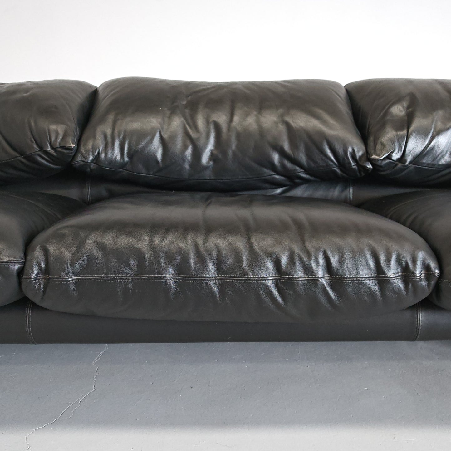 Divano design modello Maralunga in pelle nera anni 80