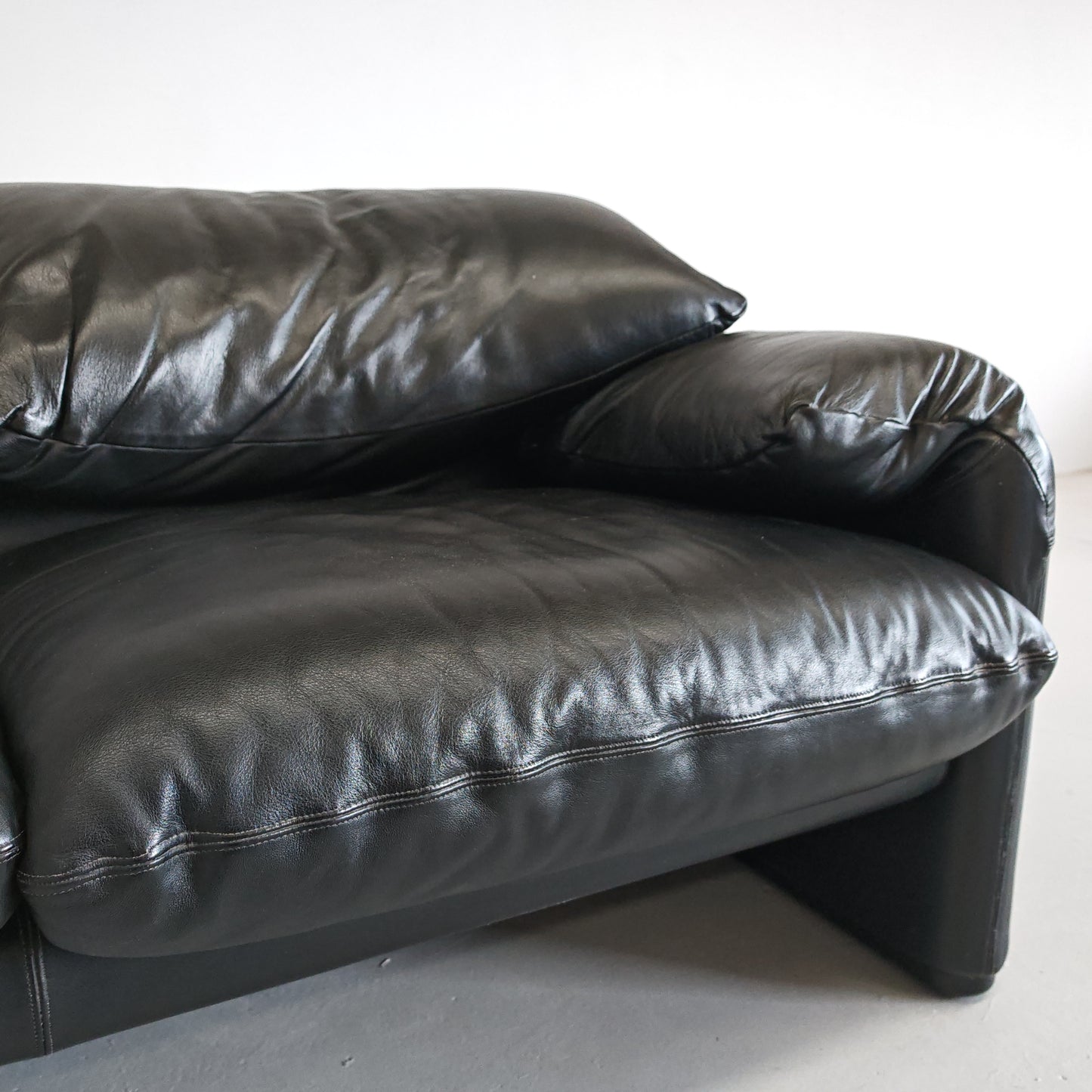 Divano design modello Maralunga in pelle nera anni 80