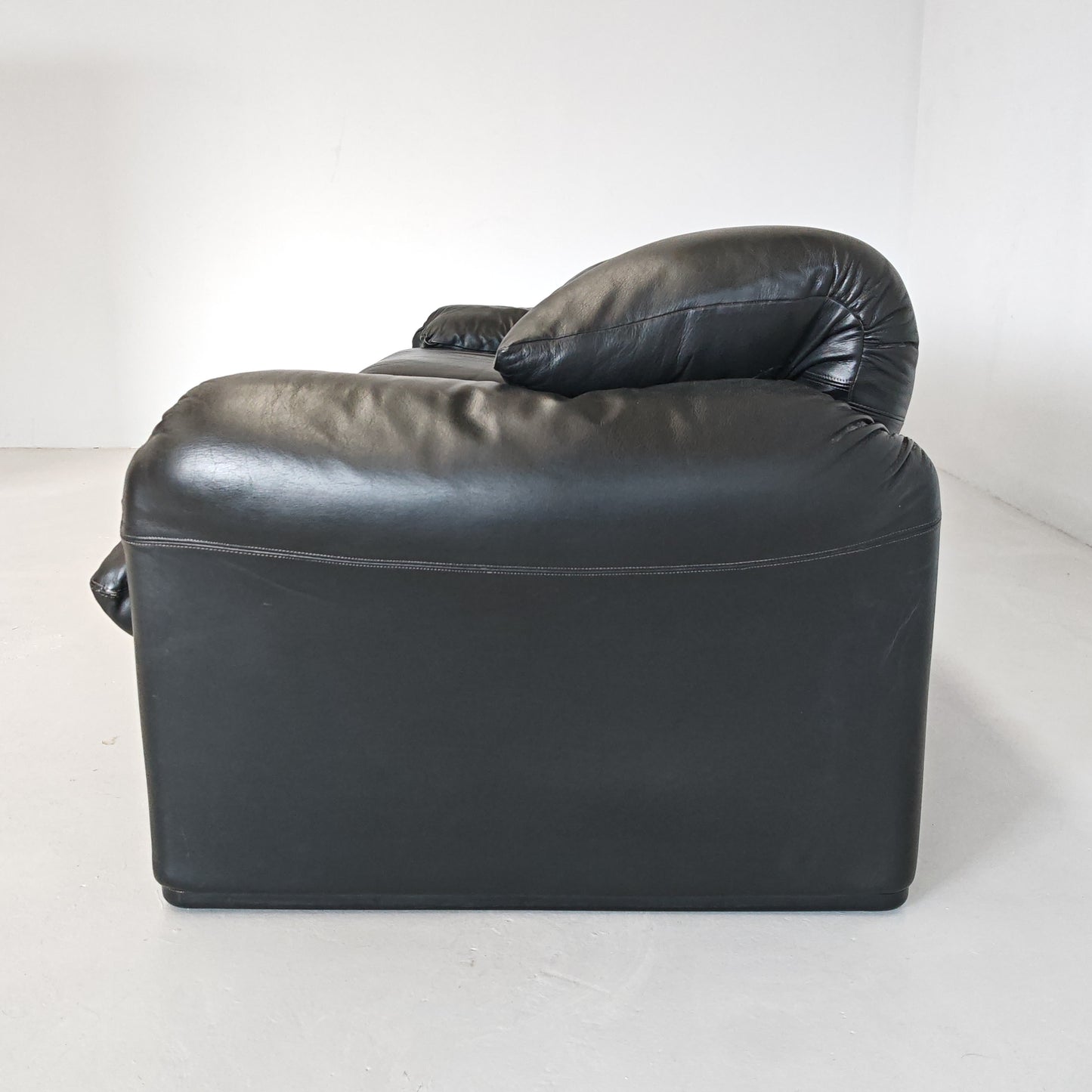 Divano design modello Maralunga in pelle nera anni 80