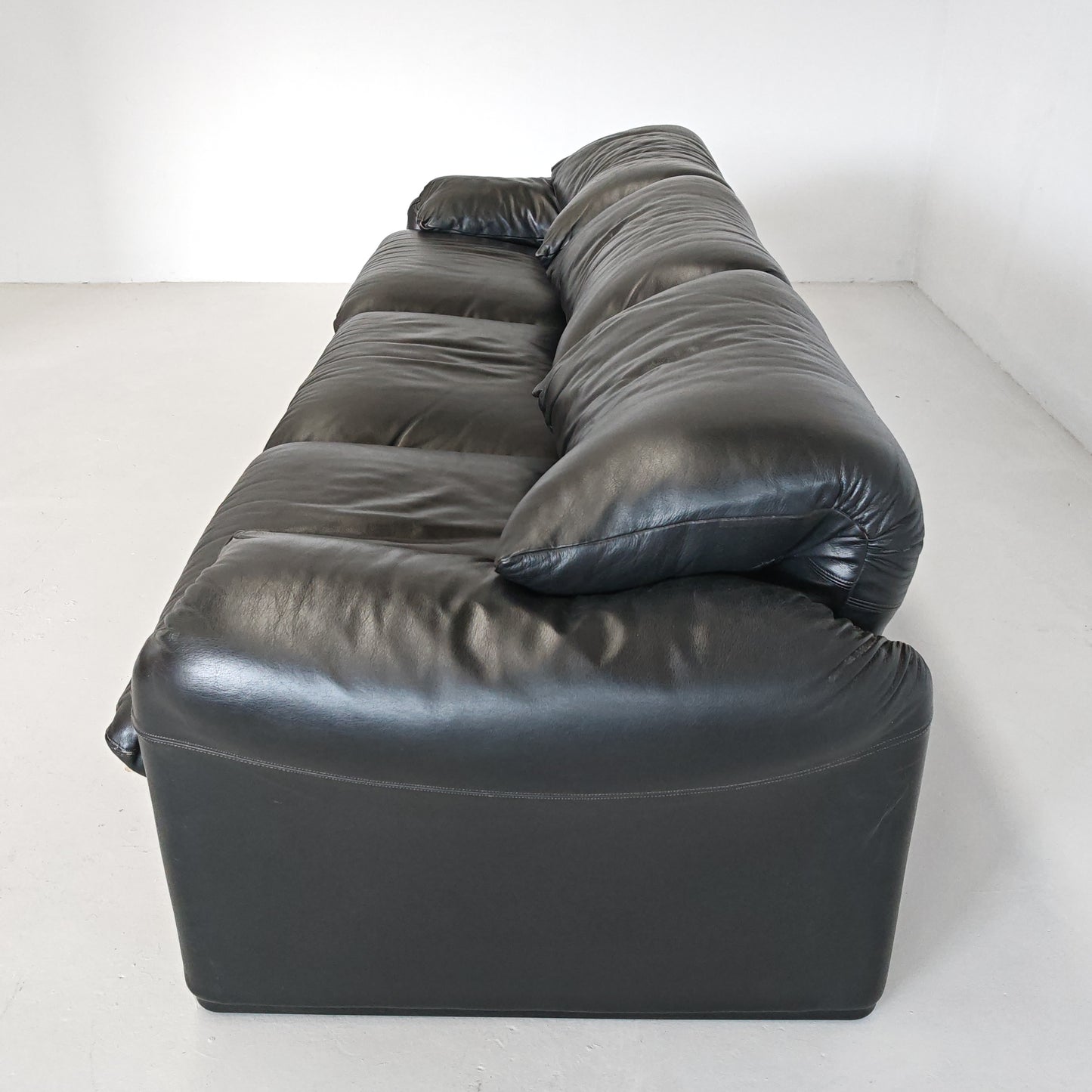 Divano design modello Maralunga in pelle nera anni 80