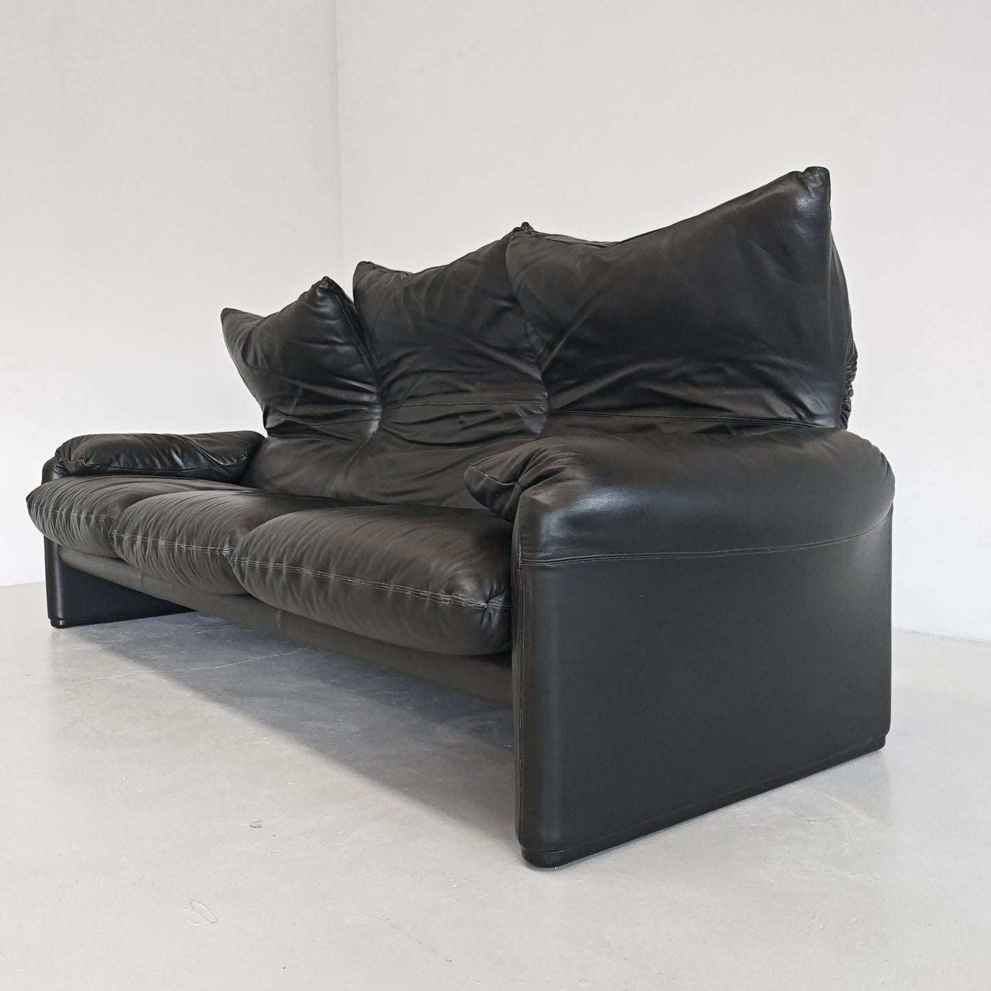 Divano design modello Maralunga in pelle nera anni 80