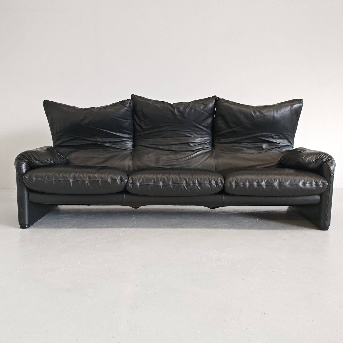 Divano design modello Maralunga in pelle nera anni 80
