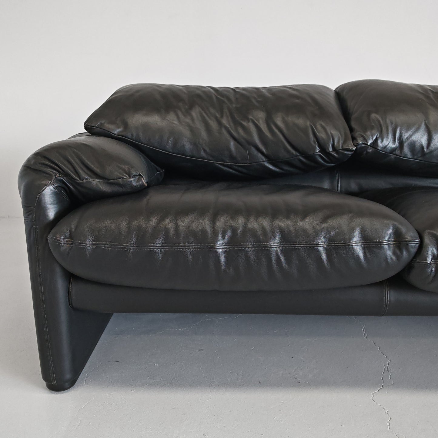 Divano design modello Maralunga in pelle nera anni 80