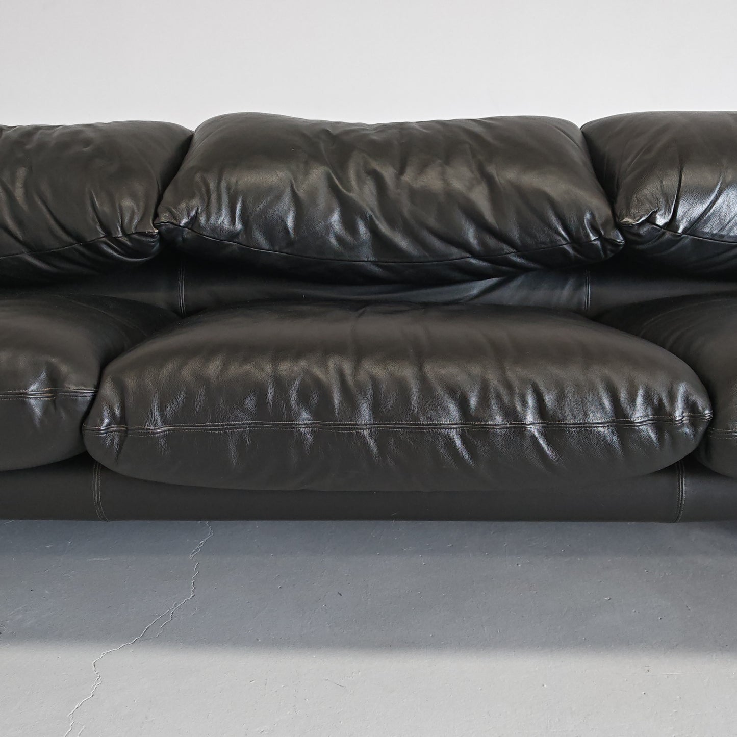 Divano design modello Maralunga in pelle nera anni 80