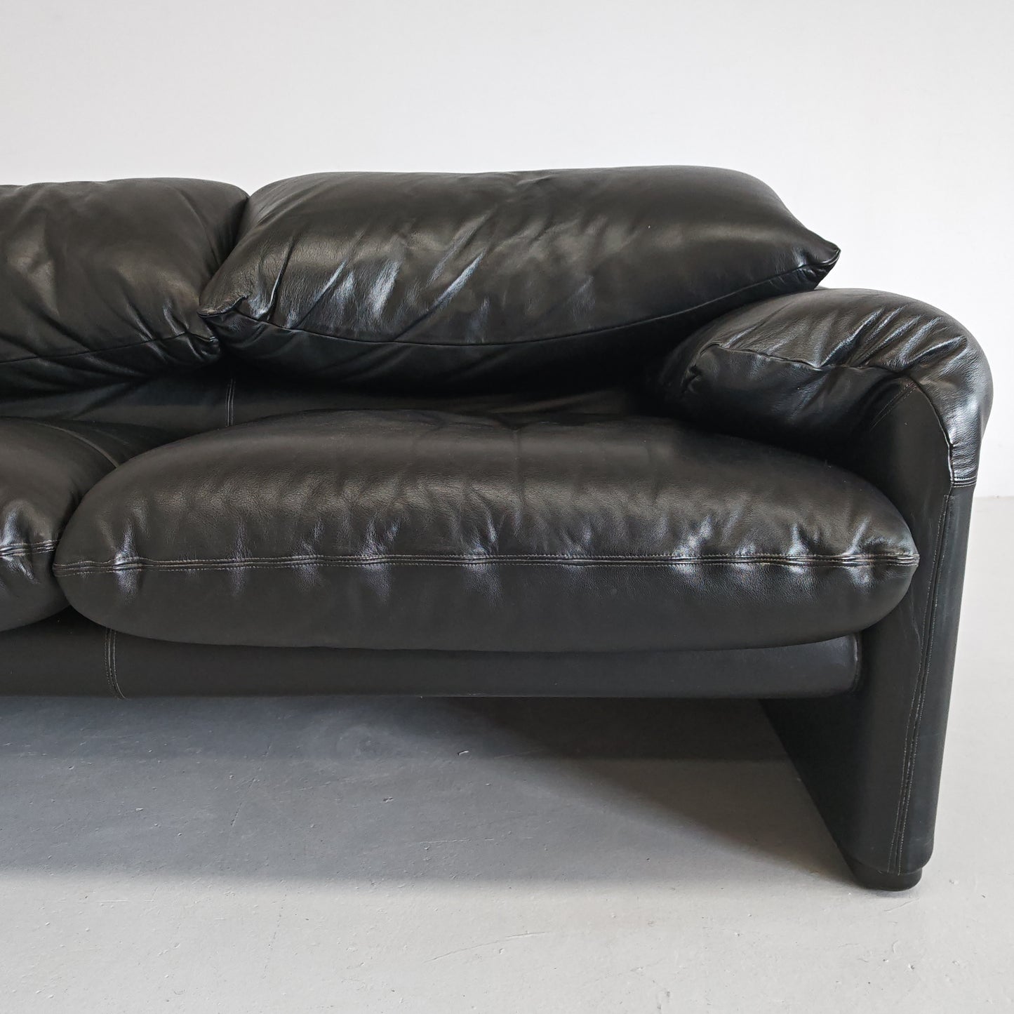 Divano design modello Maralunga in pelle nera anni 80
