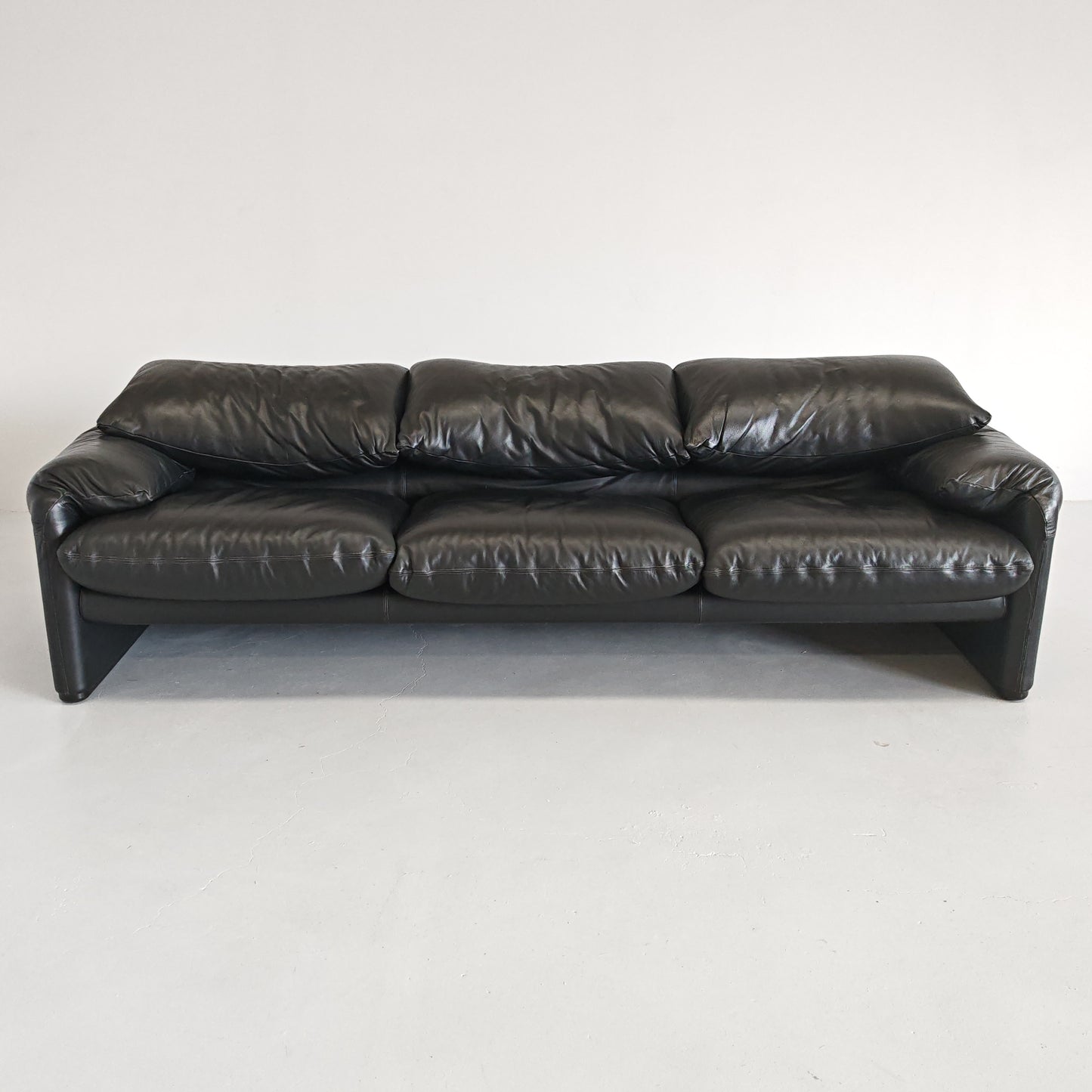 Divano design modello Maralunga in pelle nera anni 80