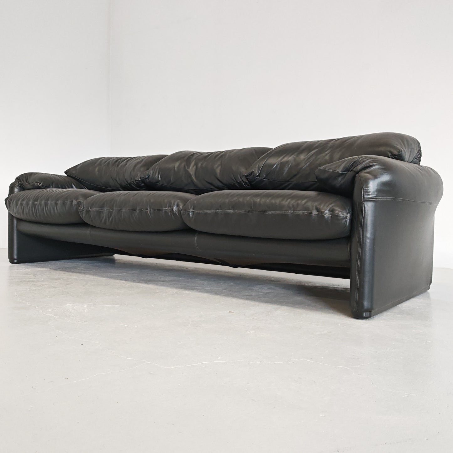 Divano design modello Maralunga in pelle nera anni 80