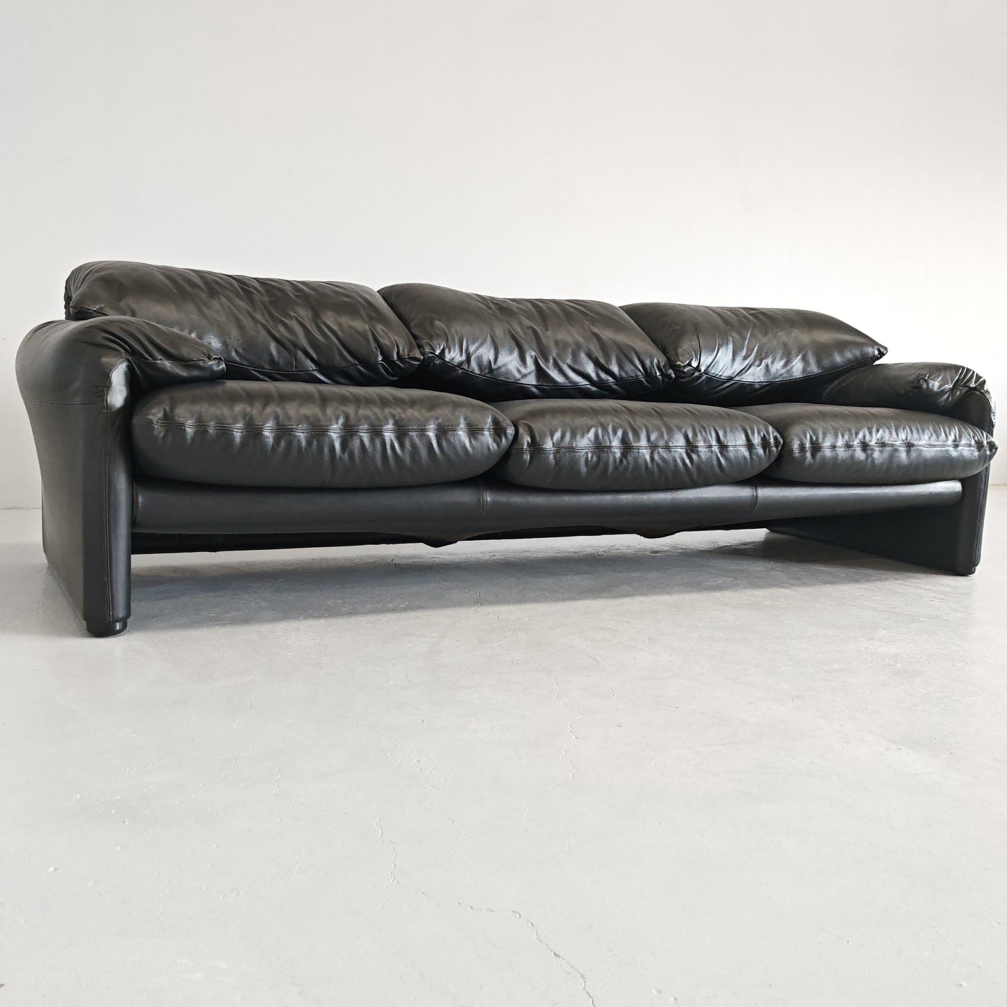 Divano design modello Maralunga in pelle nera anni 80