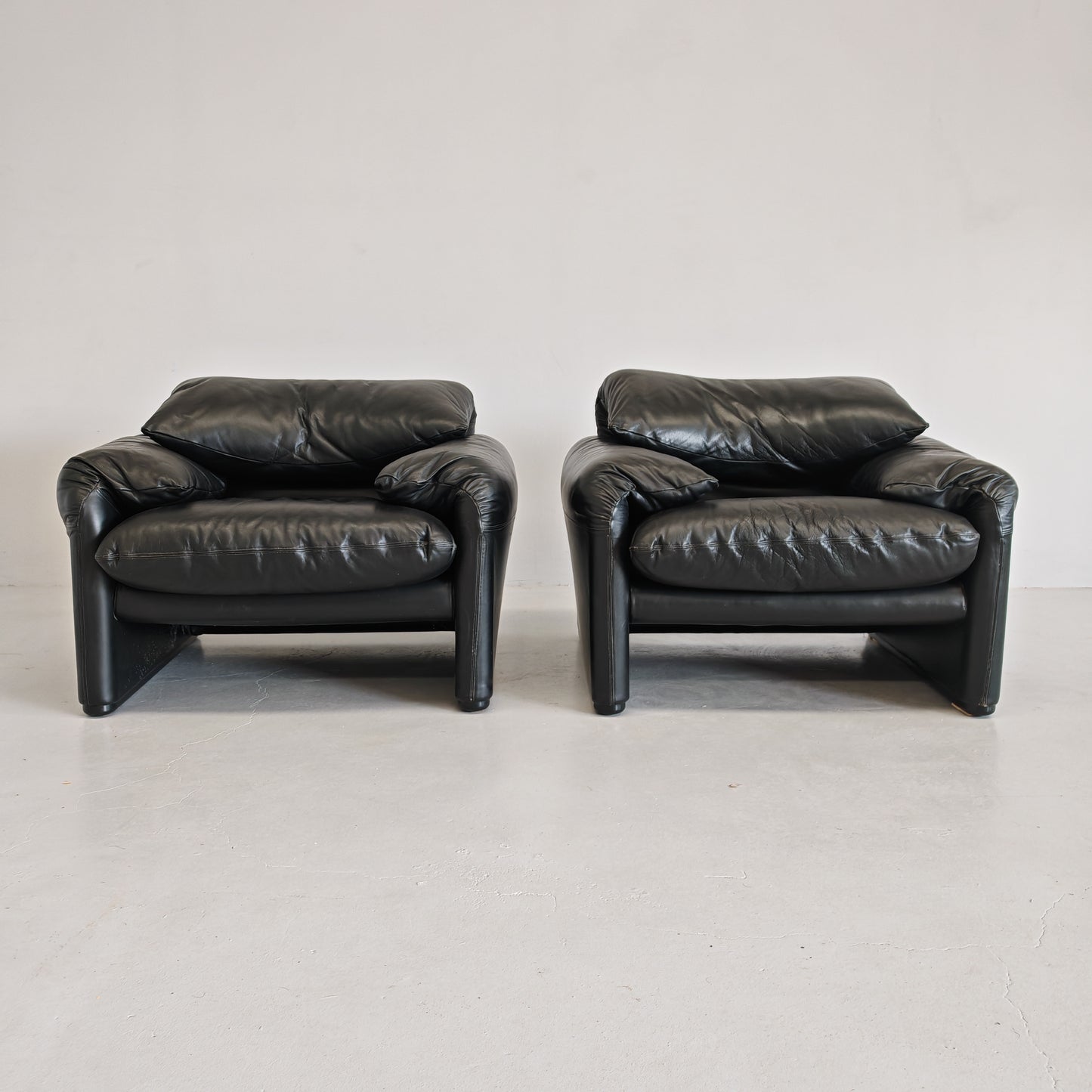 Poltrone design in pelle nera modello Maralunga anni 80